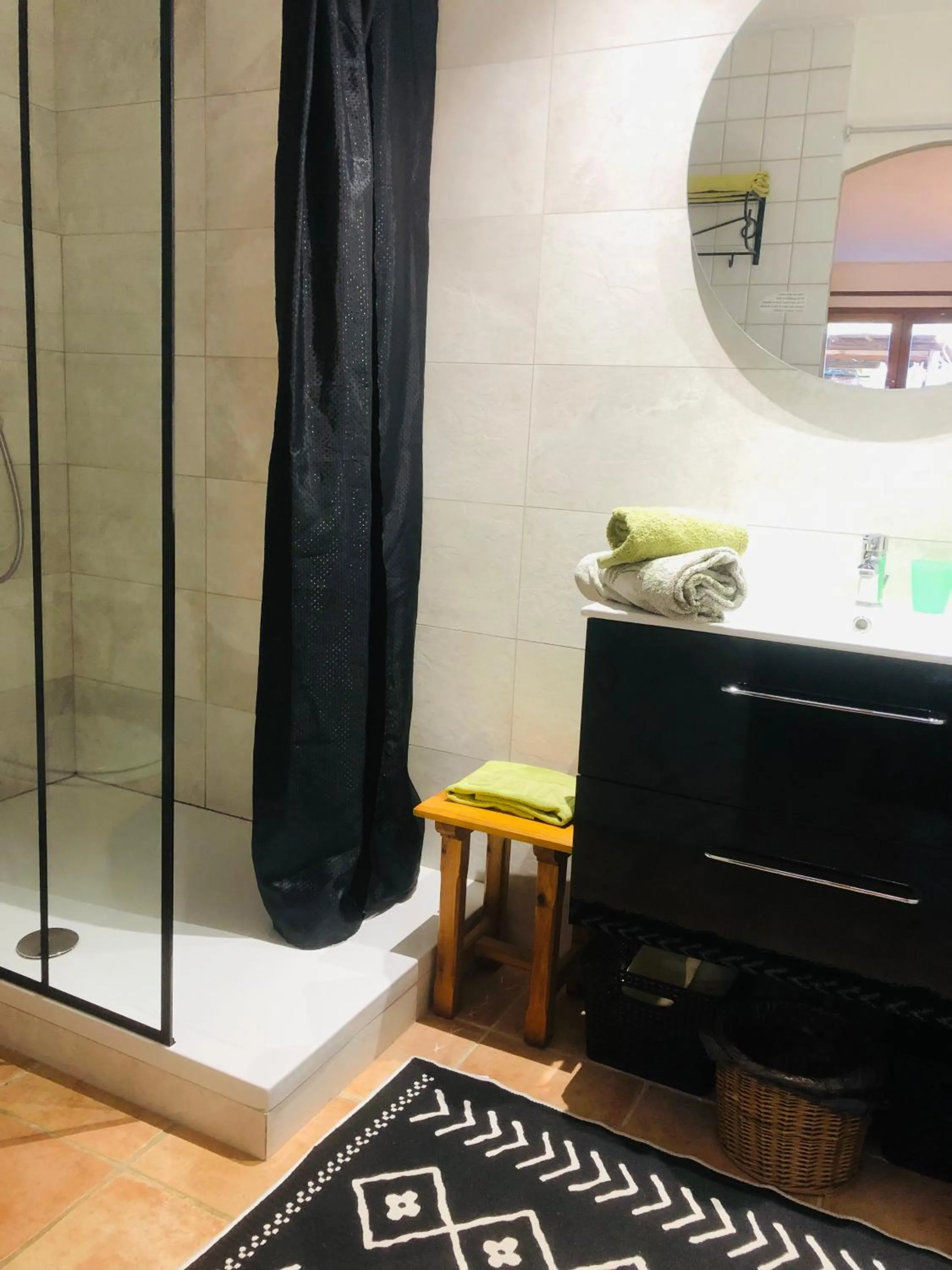 Bathroom in l'Oustaou B&B Piscine & Spa
