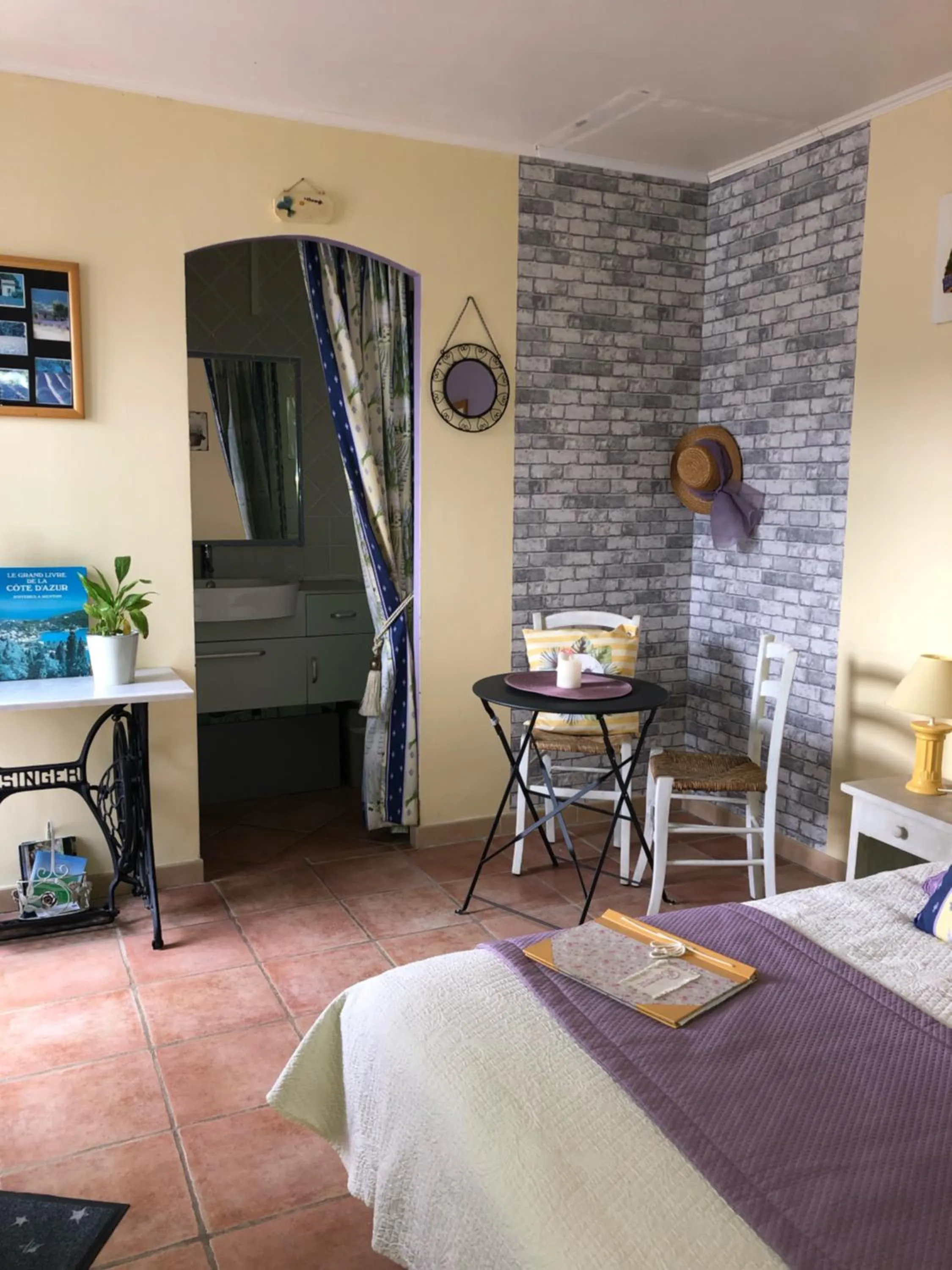 Bedroom, Bed in l'Oustaou B&B Piscine & Spa