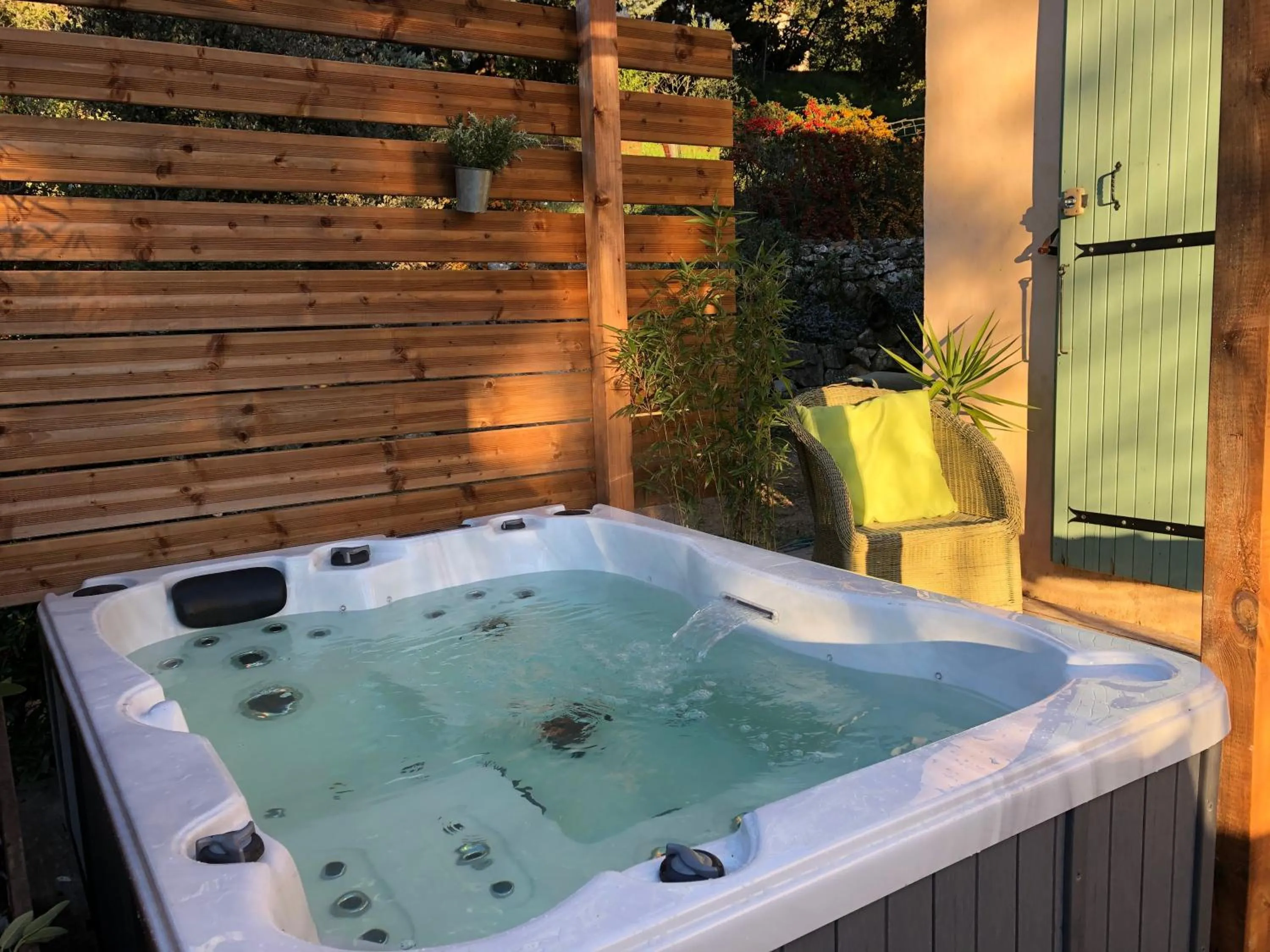 Hot Tub in l'Oustaou B&B Piscine & Spa