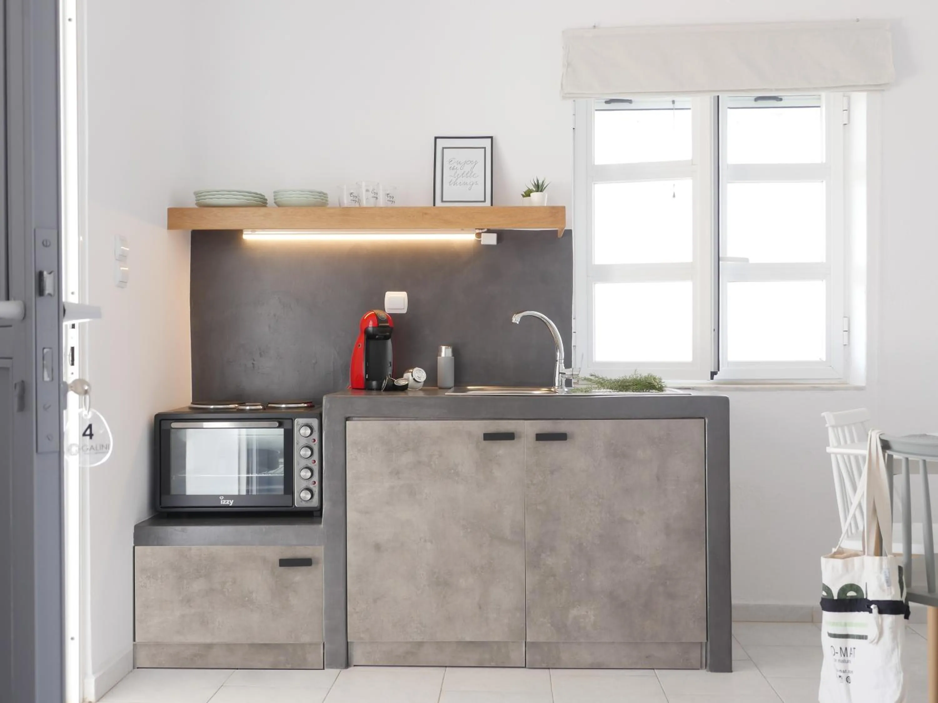 Communal kitchen in Galini Rooms & Apartments