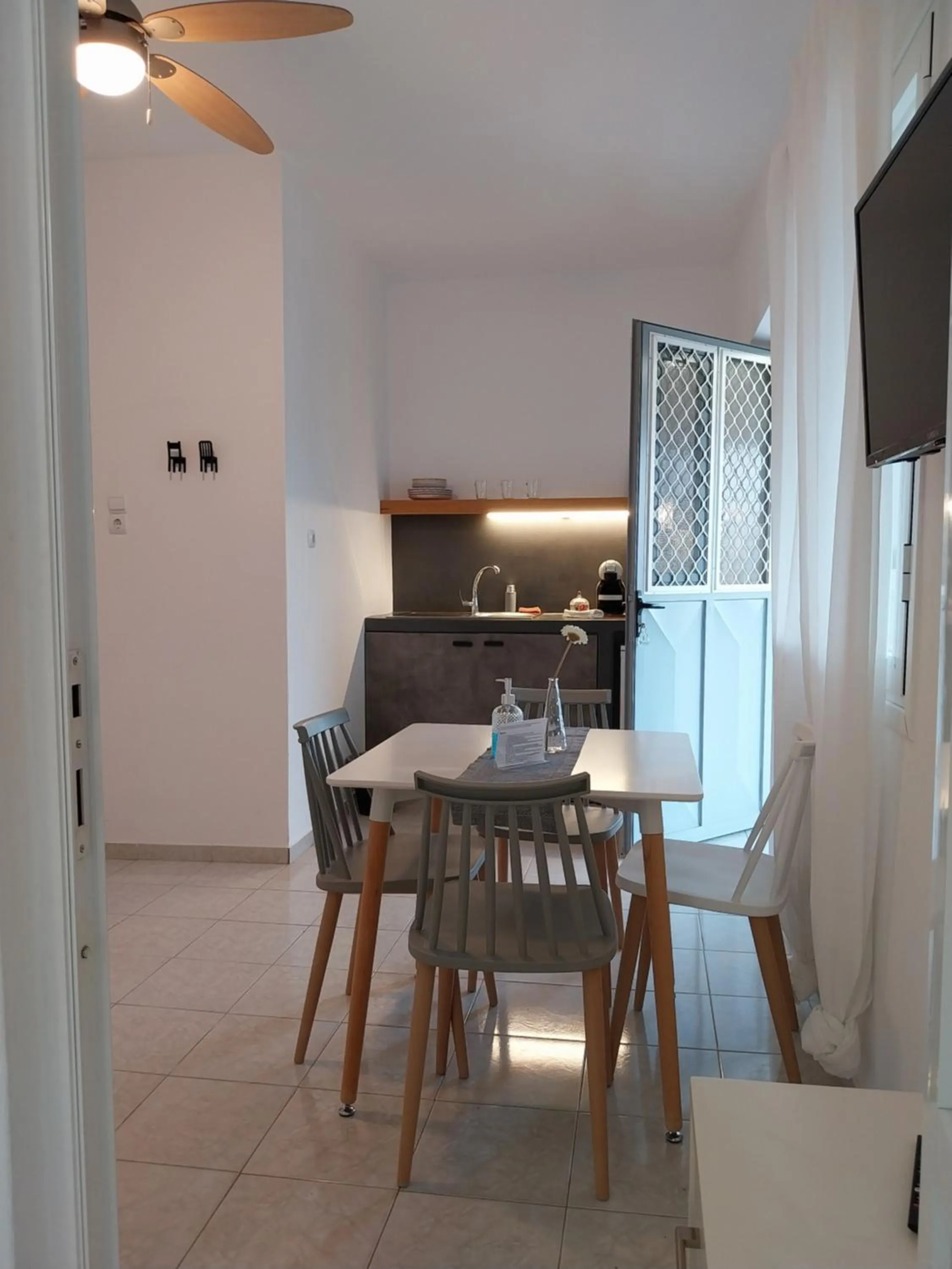 TV and multimedia in Galini Rooms & Apartments