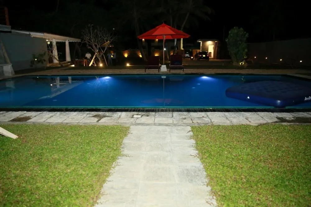 Swimming pool in Samaraana