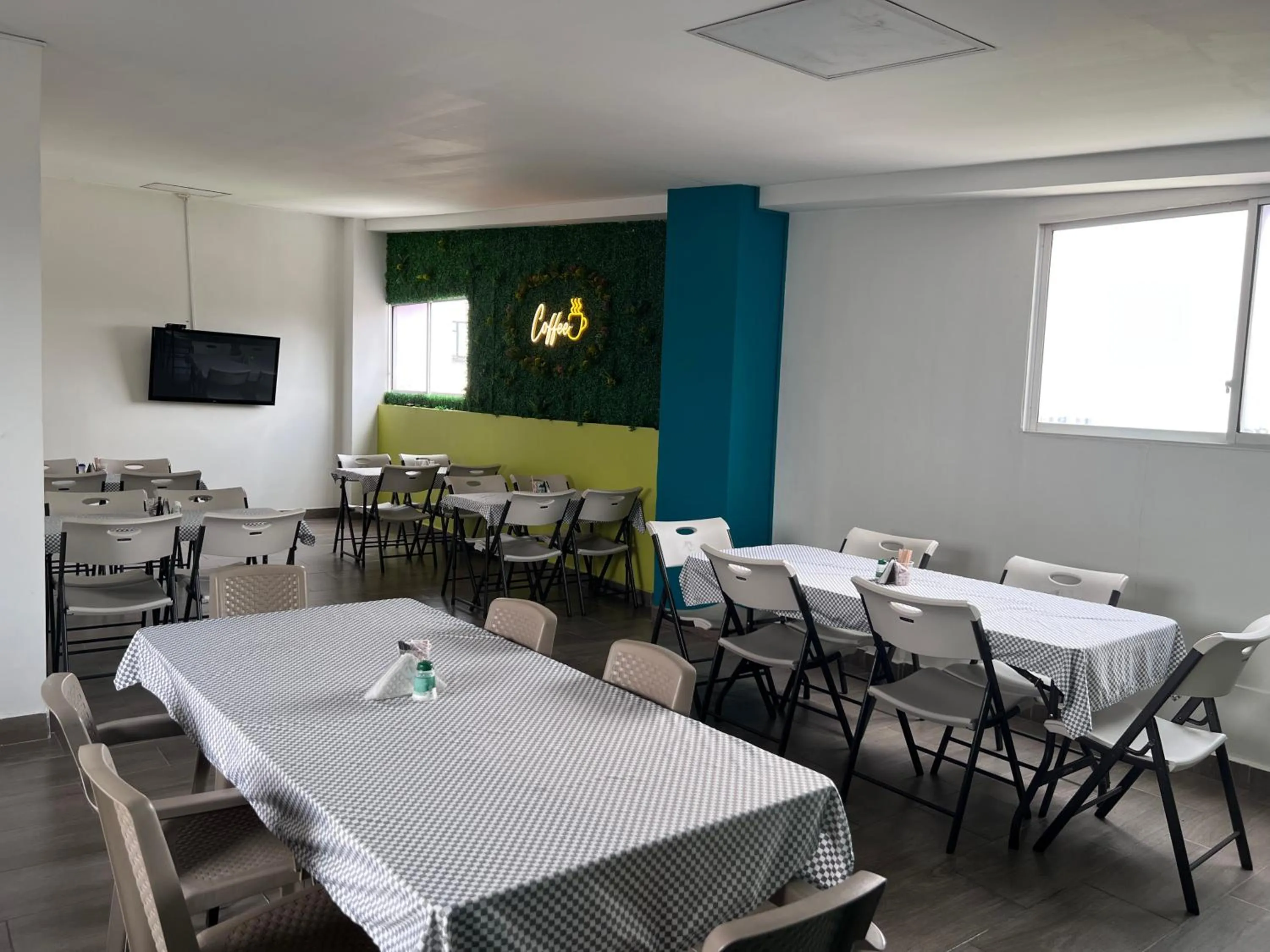 Restaurant/places to eat in Hotel Rosales Gold