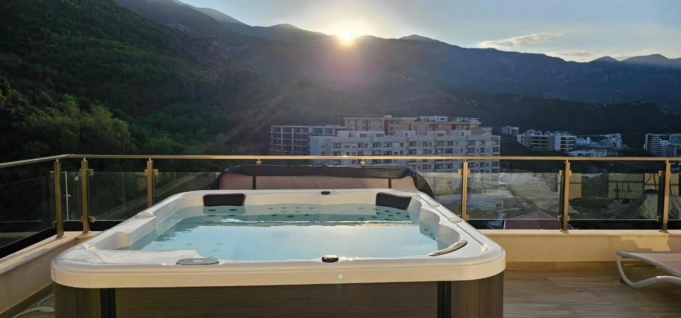 Hot Tub in Sunny Side Wellness Resort & Spa