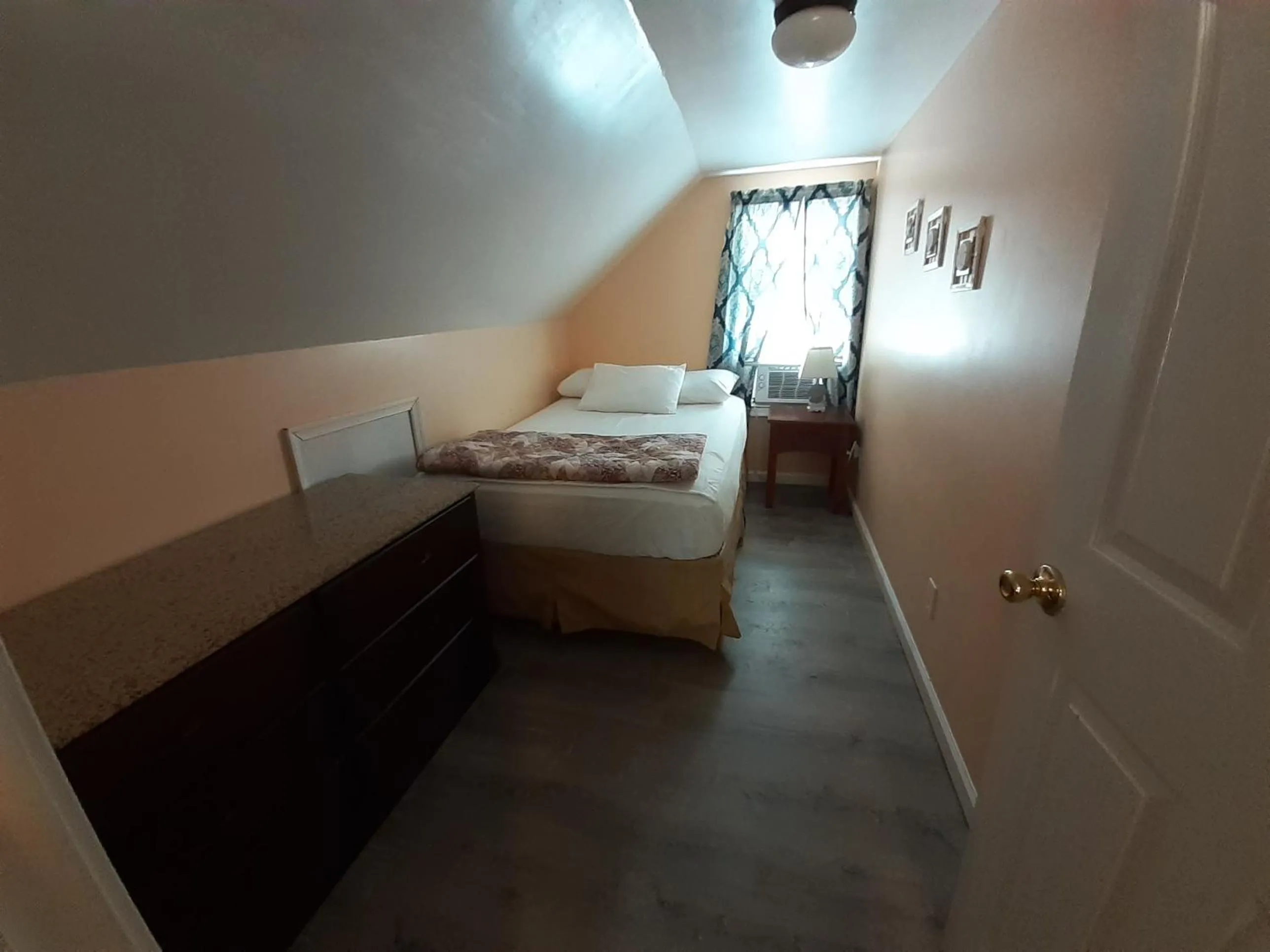 Bed in Atlantic Breeze Motel & Apartments