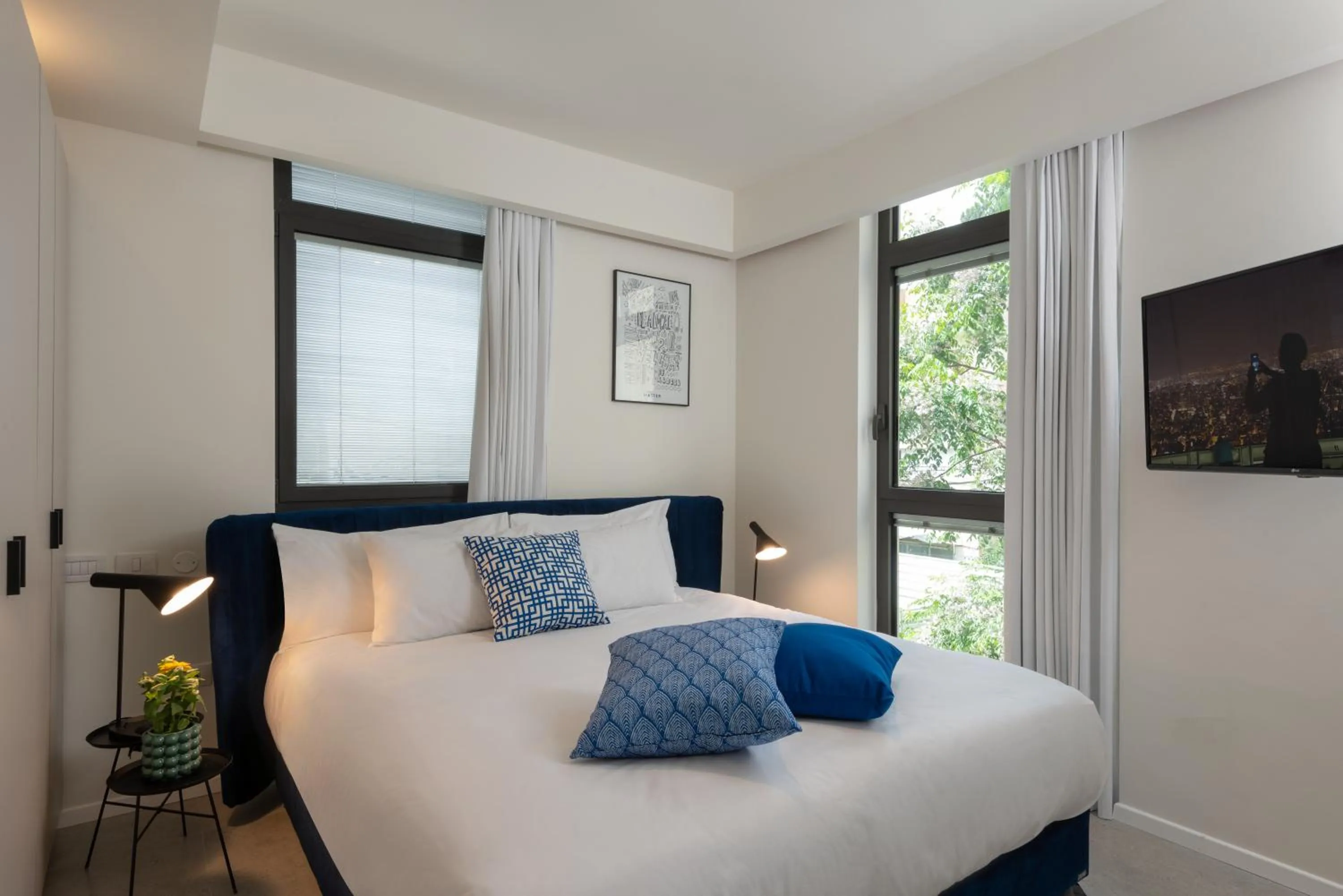 Bedroom, Bed in master Shenkin