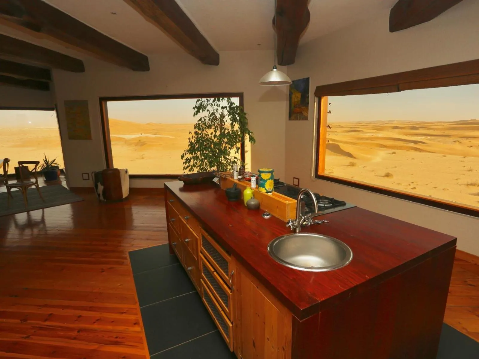 Kitchen or kitchenette in Desert Breeze Lodge