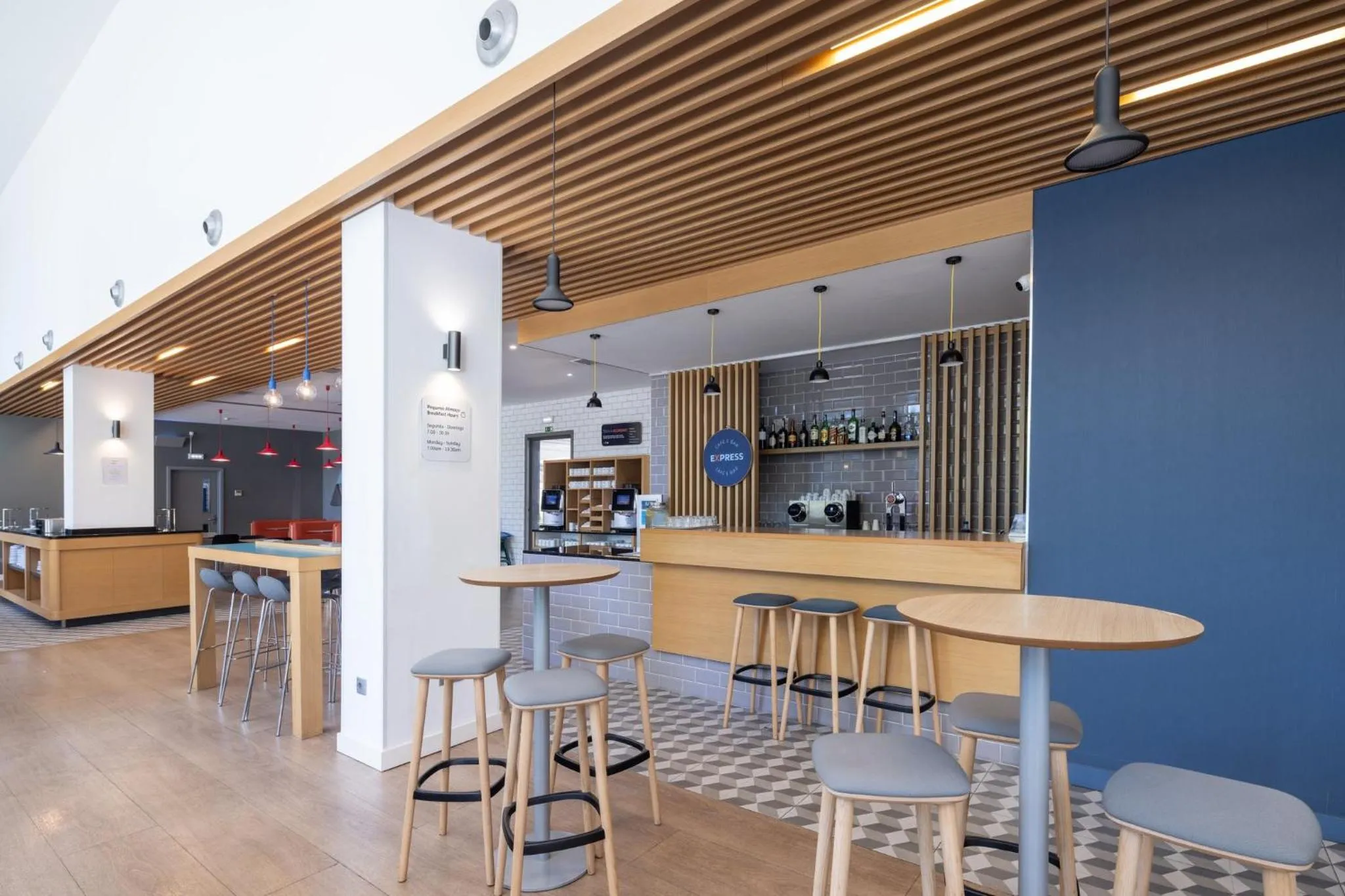 Lounge or bar in Holiday Inn Express Porto Exponor by IHG