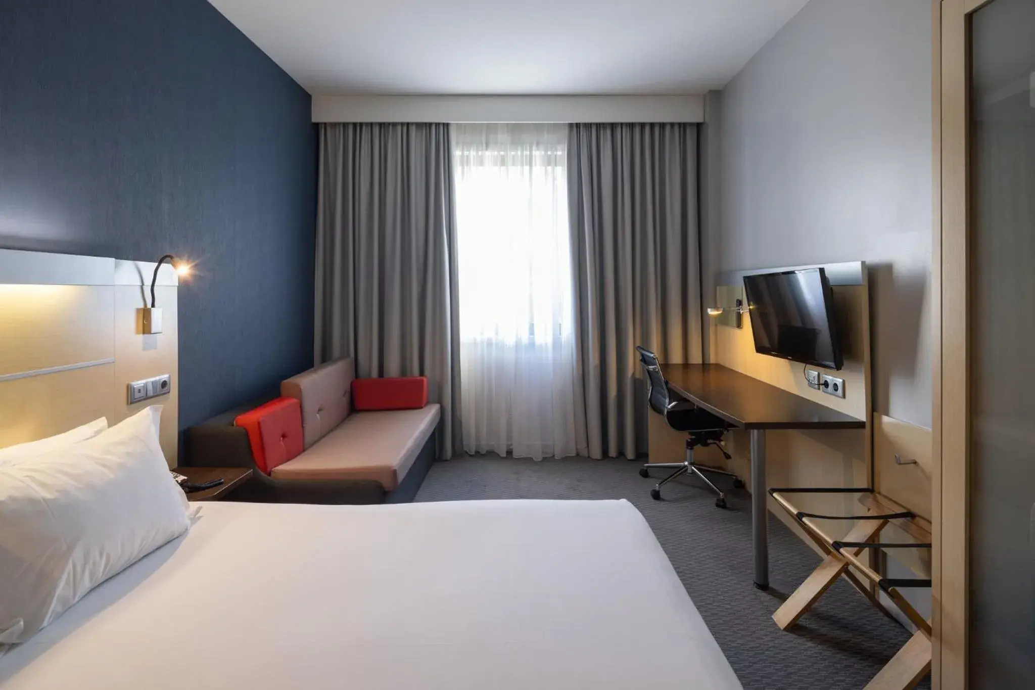 Photo of the whole room, Bed in Holiday Inn Express Porto Exponor by IHG Photo of the whole room, Bed in Holiday Inn Express Porto Exponor by IHG