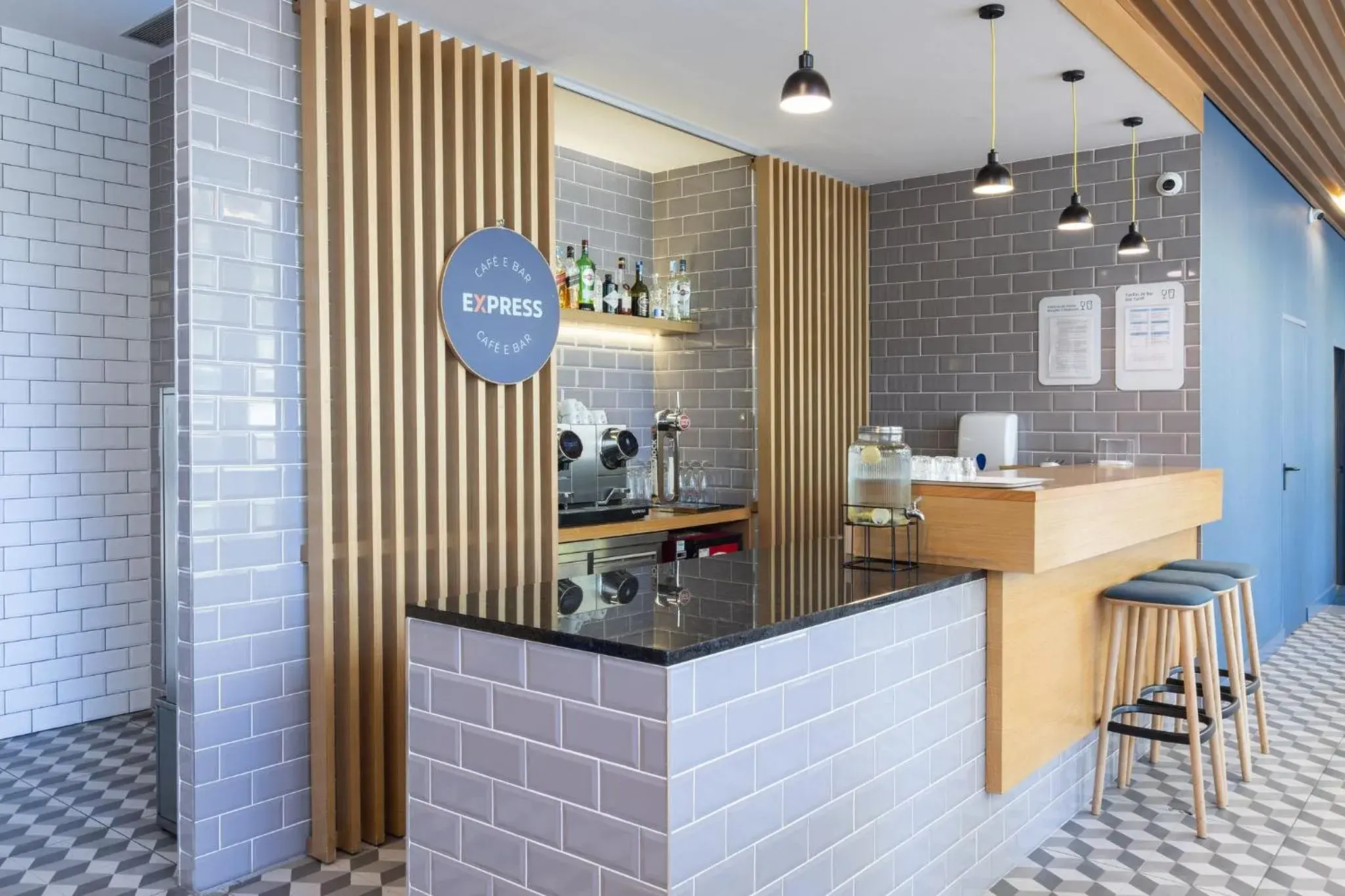 Lounge or bar in Holiday Inn Express Porto Exponor by IHG Lounge or bar in Holiday Inn Express Porto Exponor by IHG