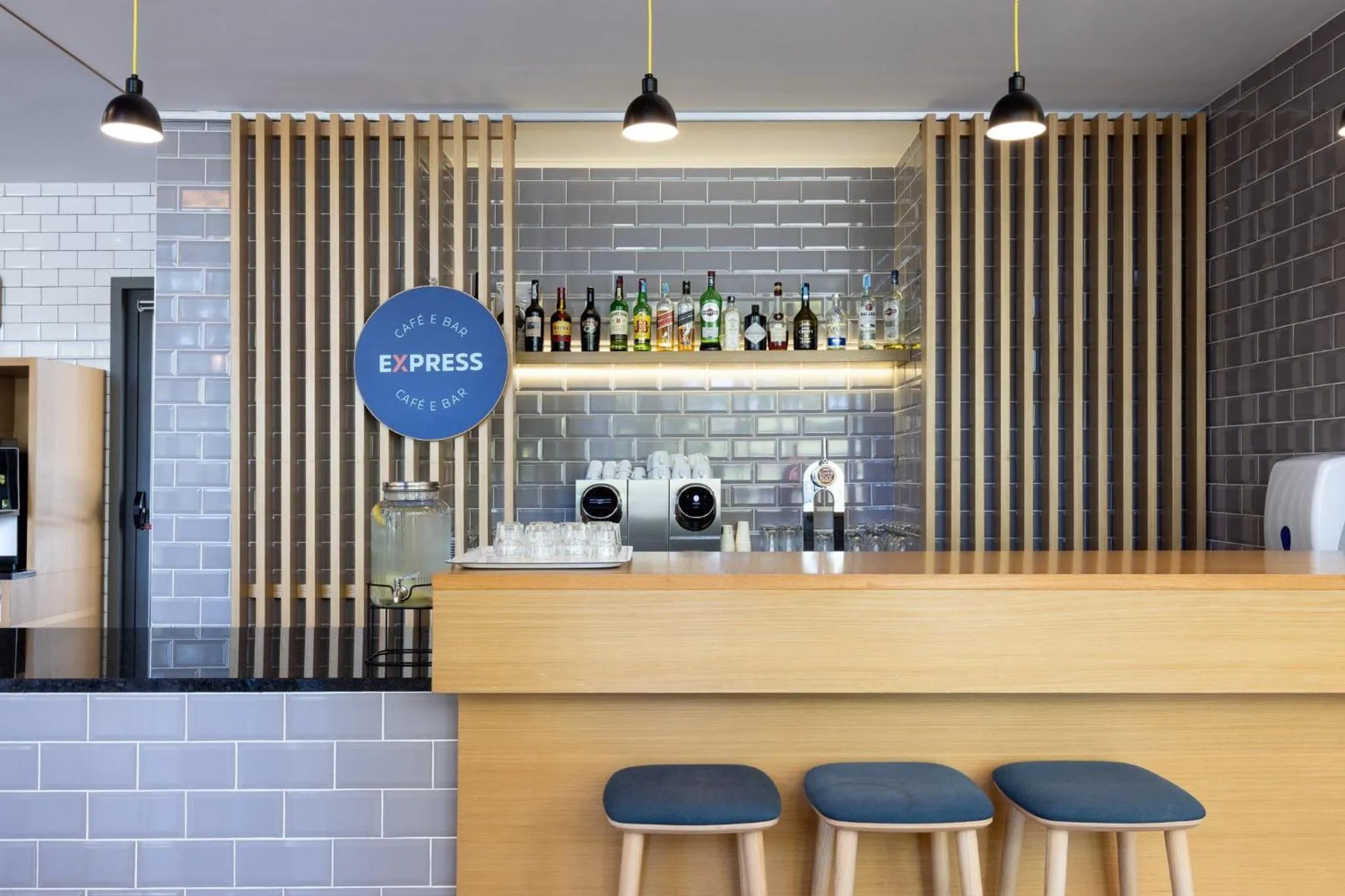 Lounge or bar in Holiday Inn Express Porto Exponor by IHG