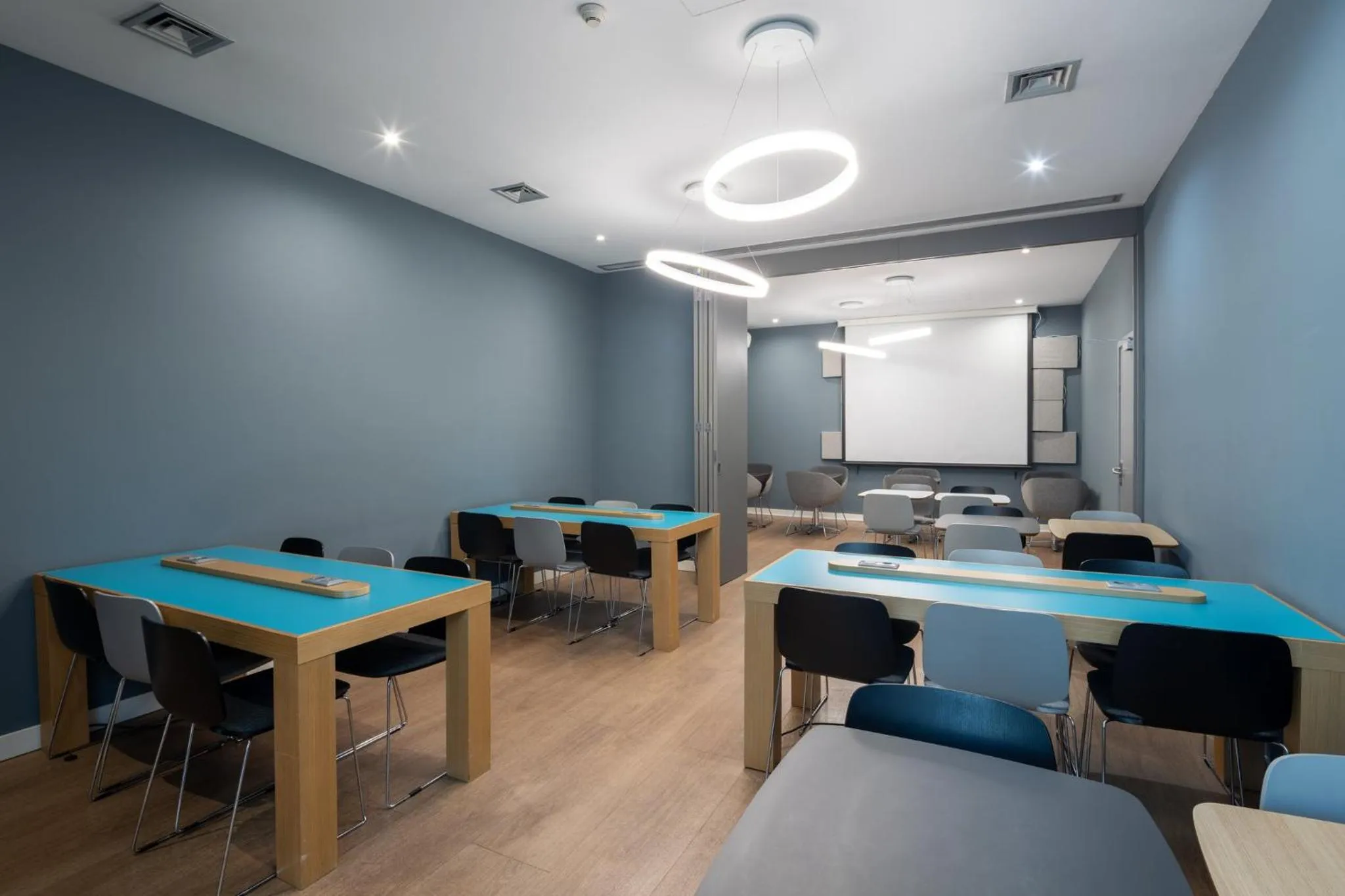 Meeting/conference room in Holiday Inn Express Porto Exponor by IHG