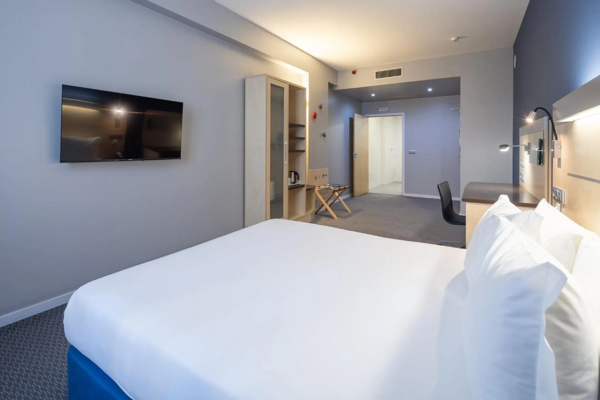 Photo of the whole room, Bed in Holiday Inn Express Porto Exponor by IHG