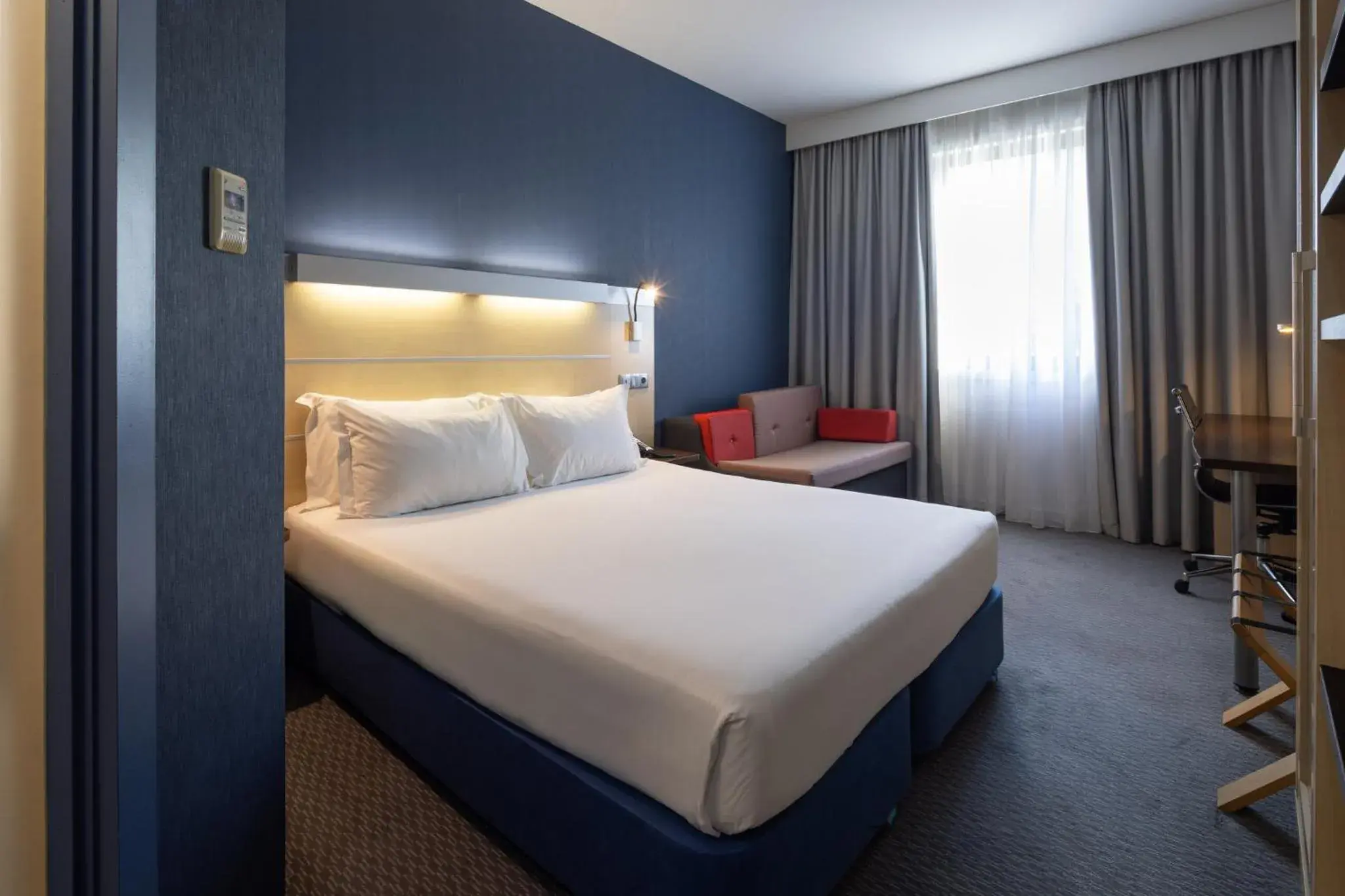 Photo of the whole room, Bed in Holiday Inn Express Porto Exponor by IHG Photo of the whole room, Bed in Holiday Inn Express Porto Exponor by IHG