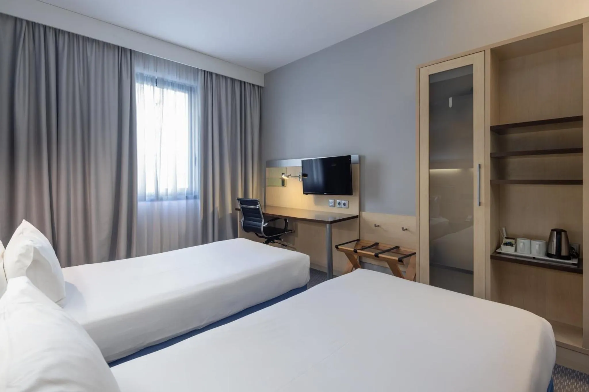 Photo of the whole room, Bed in Holiday Inn Express Porto Exponor by IHG