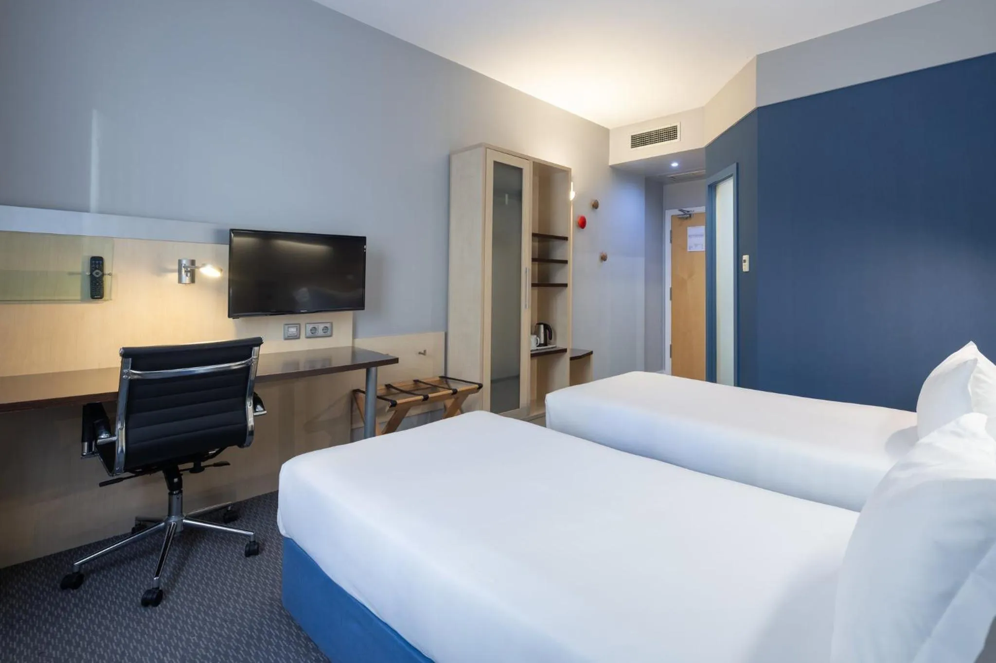 Photo of the whole room, Bed in Holiday Inn Express Porto Exponor by IHG