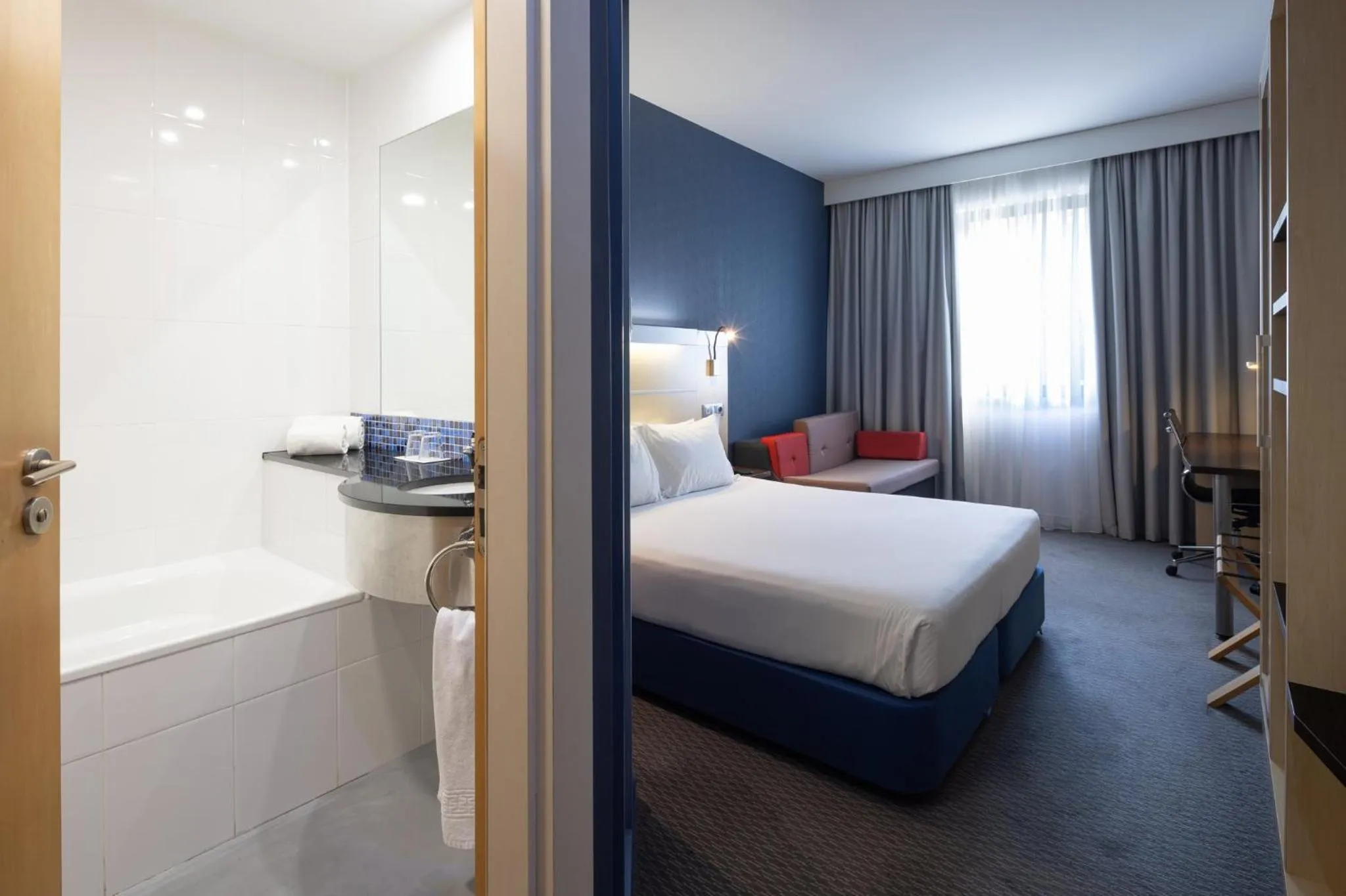 Photo of the whole room, Bed in Holiday Inn Express Porto Exponor by IHG