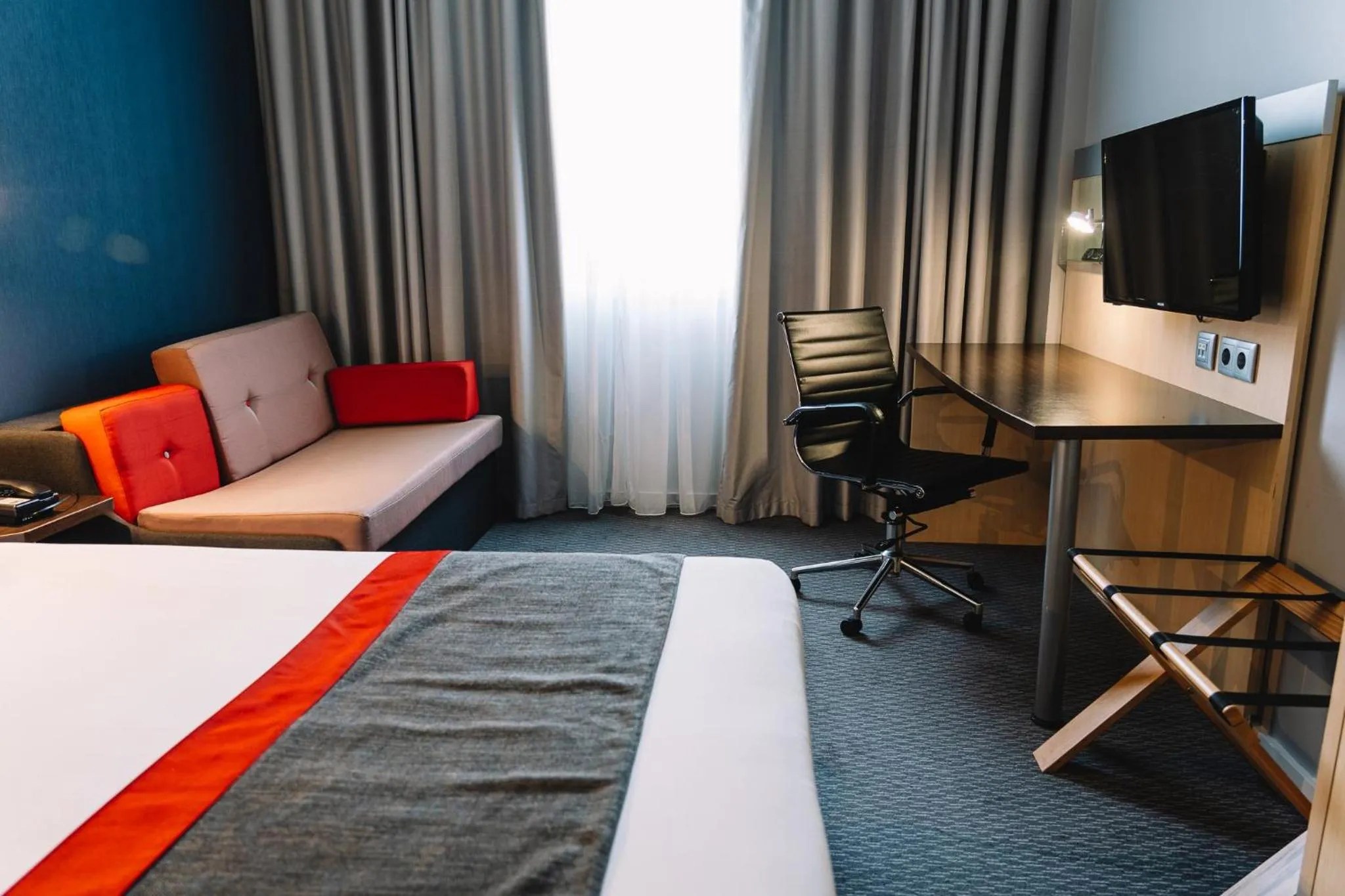 Photo of the whole room, Bed in Holiday Inn Express Porto Exponor by IHG