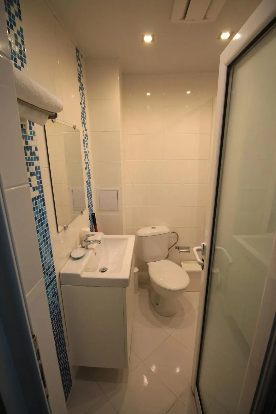 Toilet in Lilia 2 Family Hotel