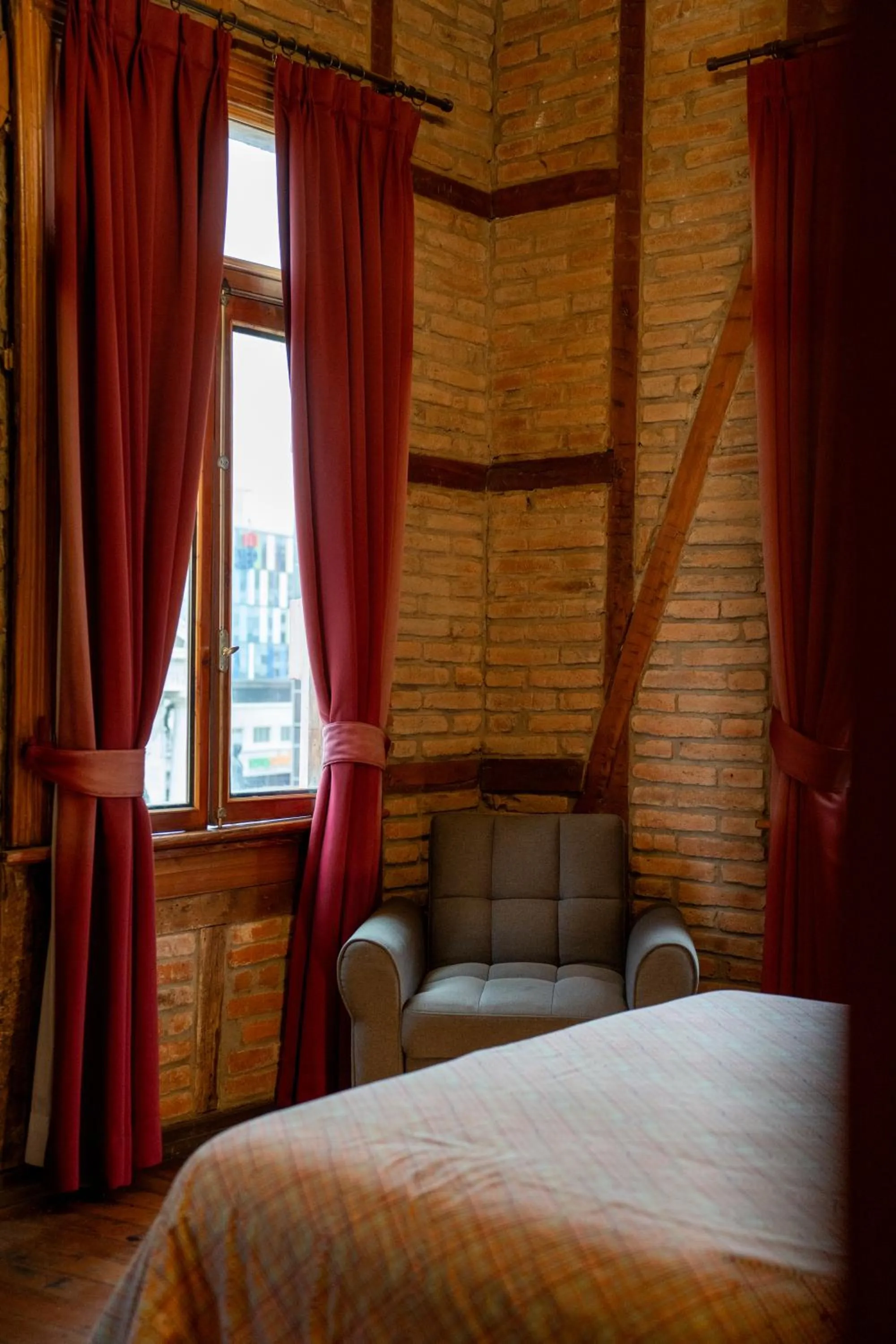 Seating area, Bed in Hotel Reina Victoria Valparaíso