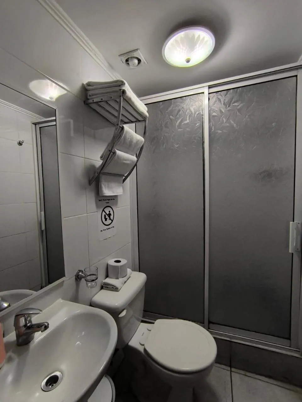 Bathroom in Hotel Reina Victoria Valparaíso