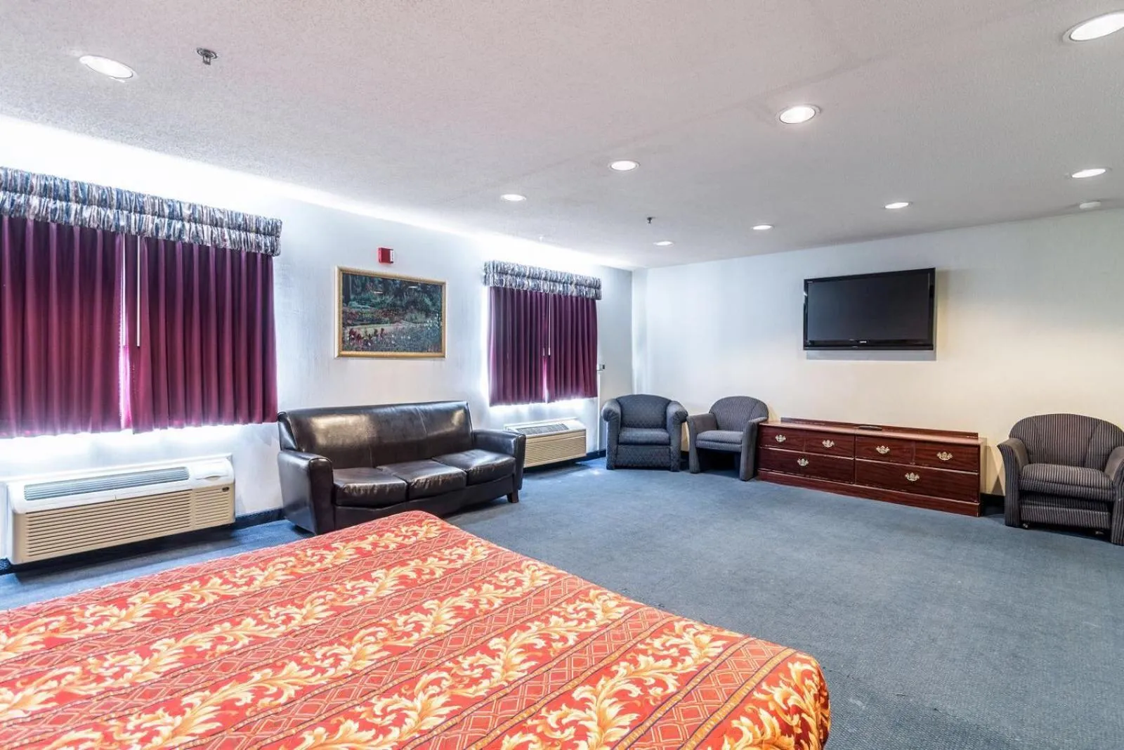 Bed in Quality Express Inn & Suites