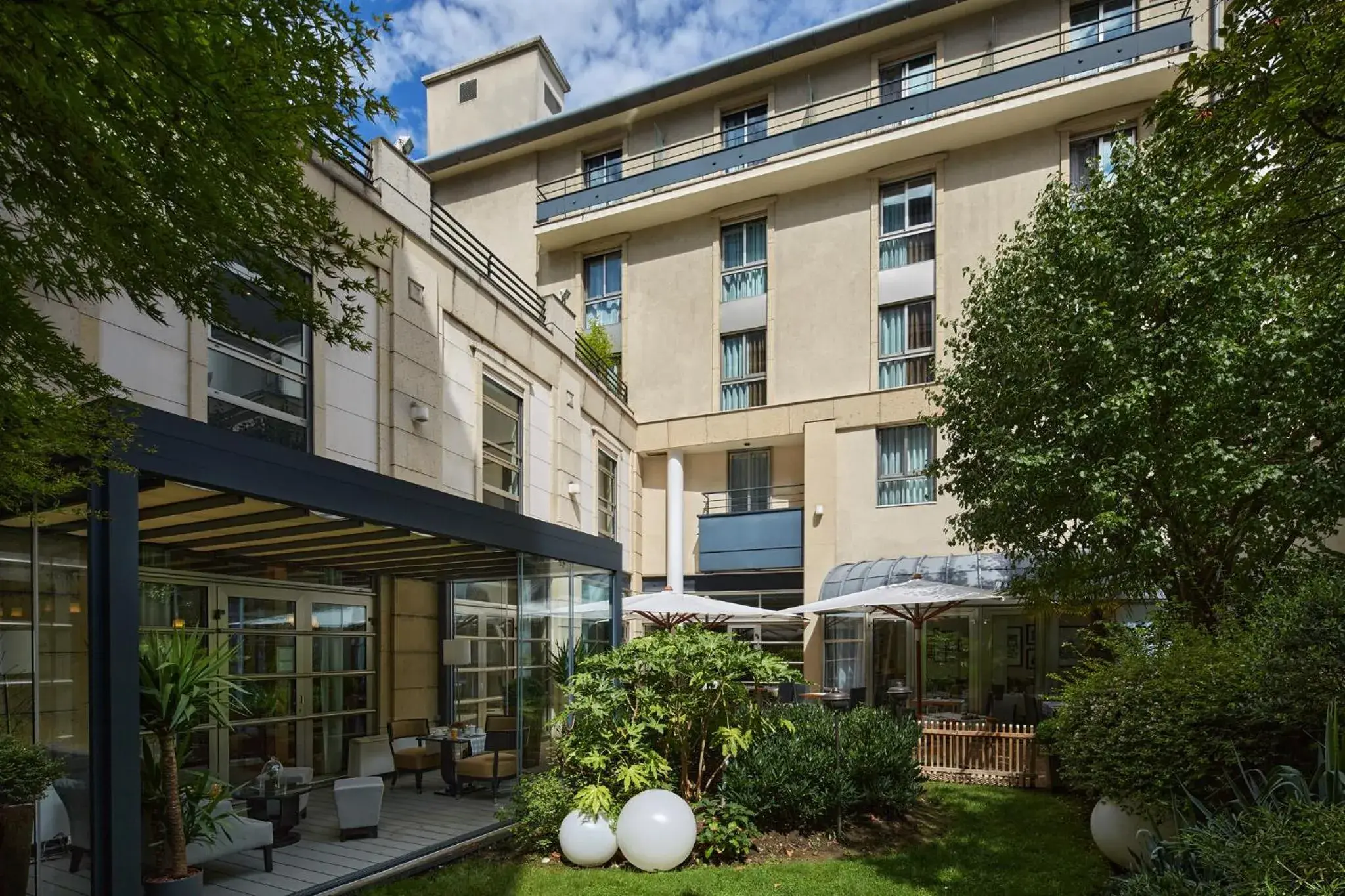 Property building in Ampère Property building in Ampère