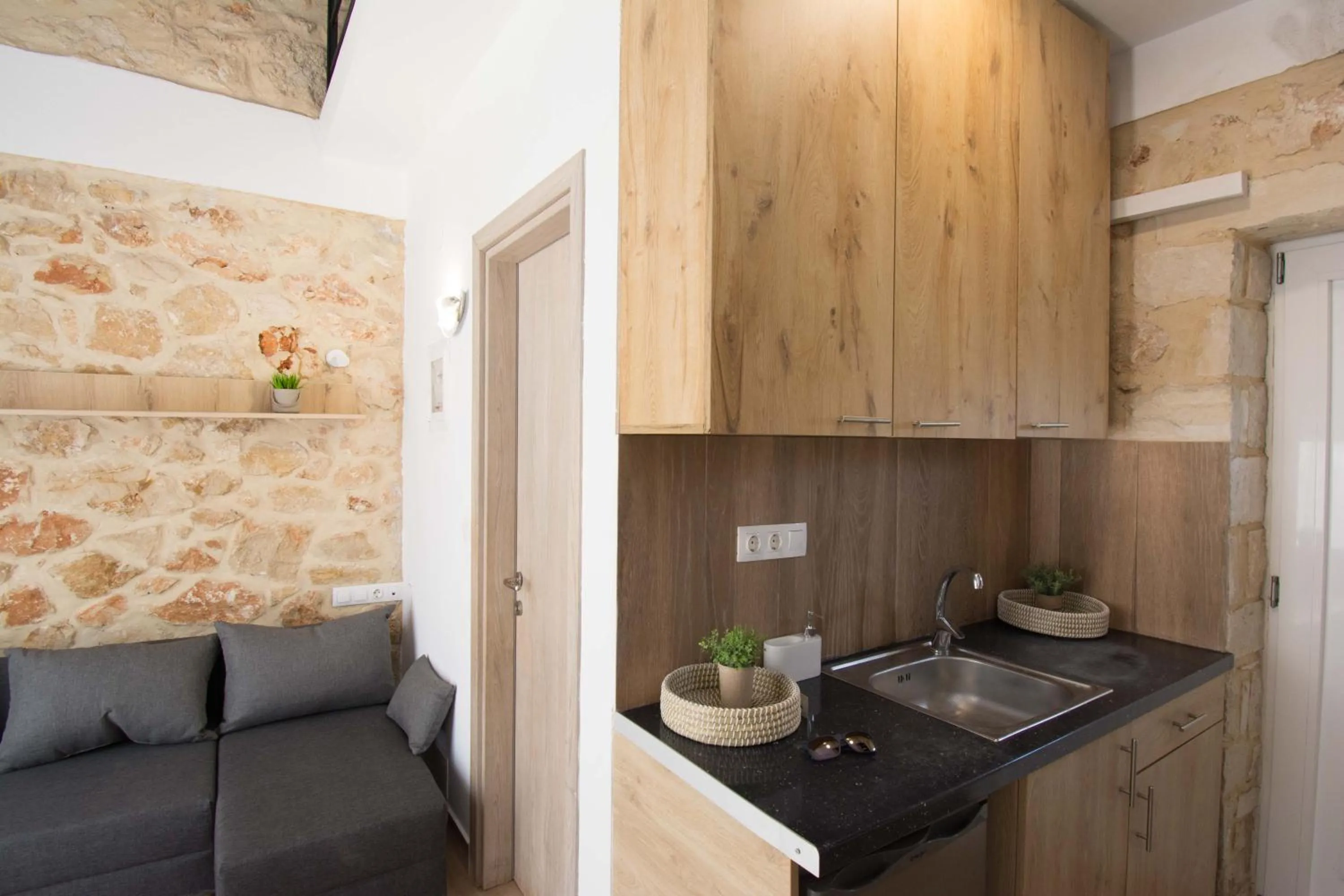 Michalianna Suites "by Checkin"