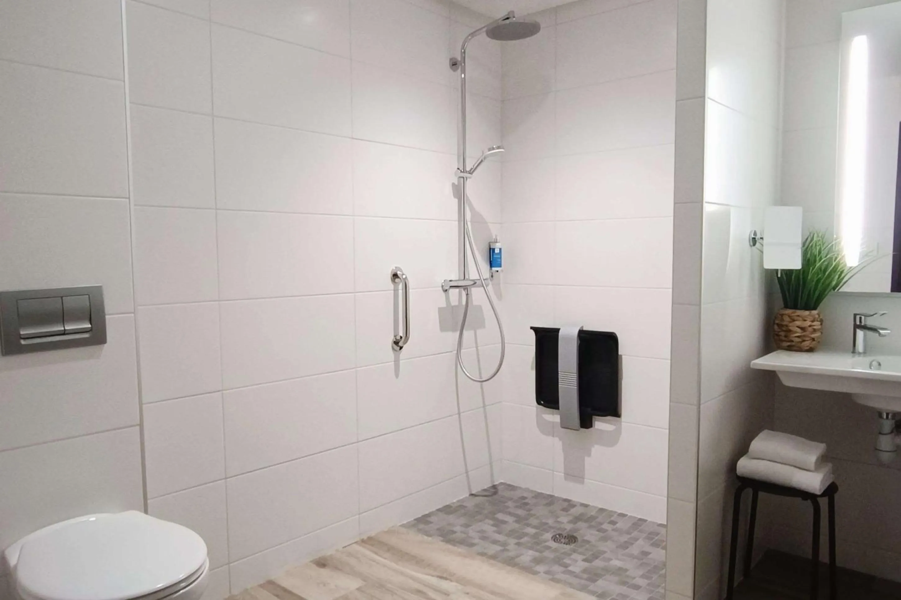 Bathroom in Best Western Hôtel De La Cité & Spa