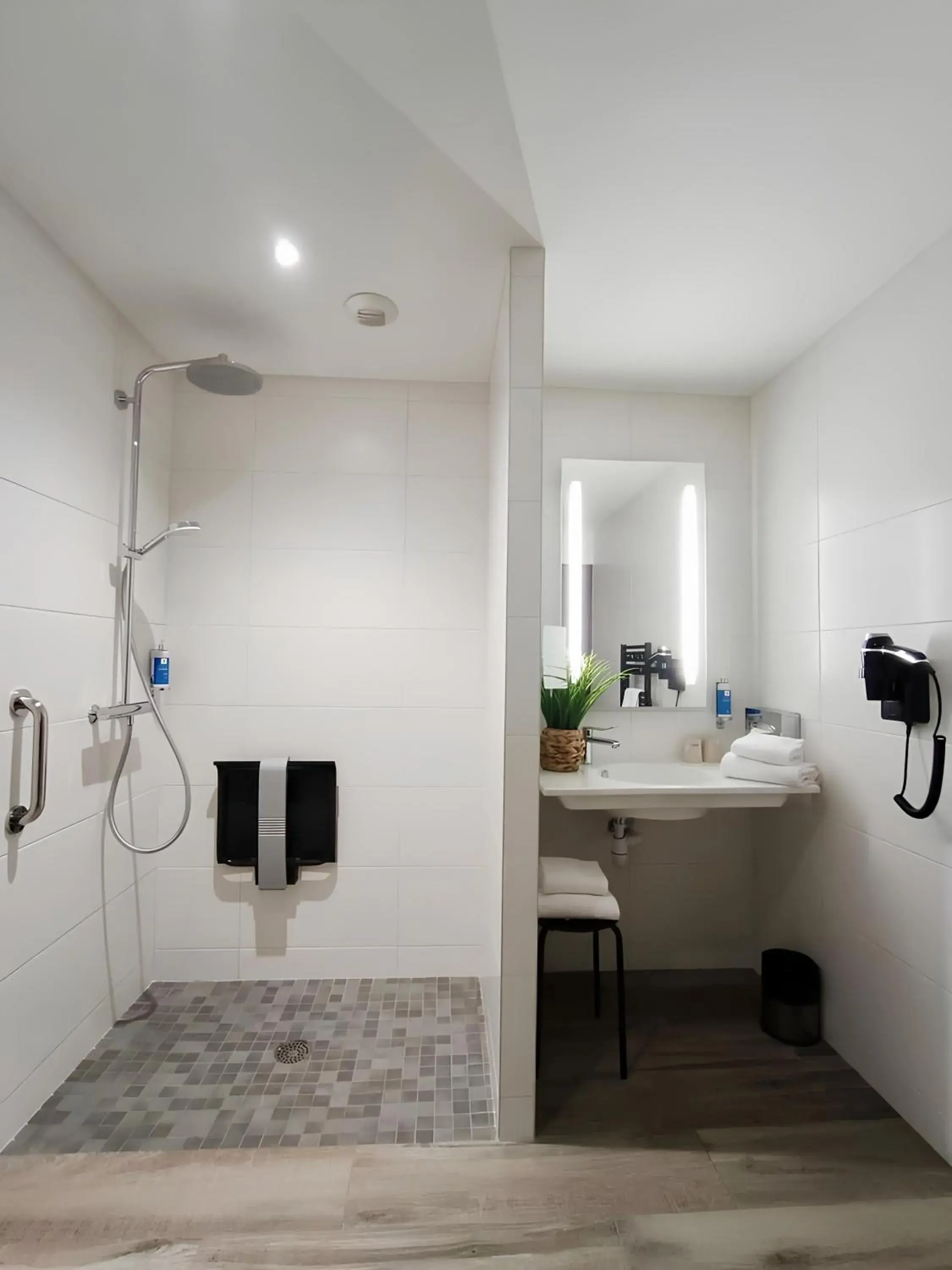 Bathroom in Best Western Hôtel De La Cité & Spa Bathroom in Best Western Hôtel De La Cité & Spa