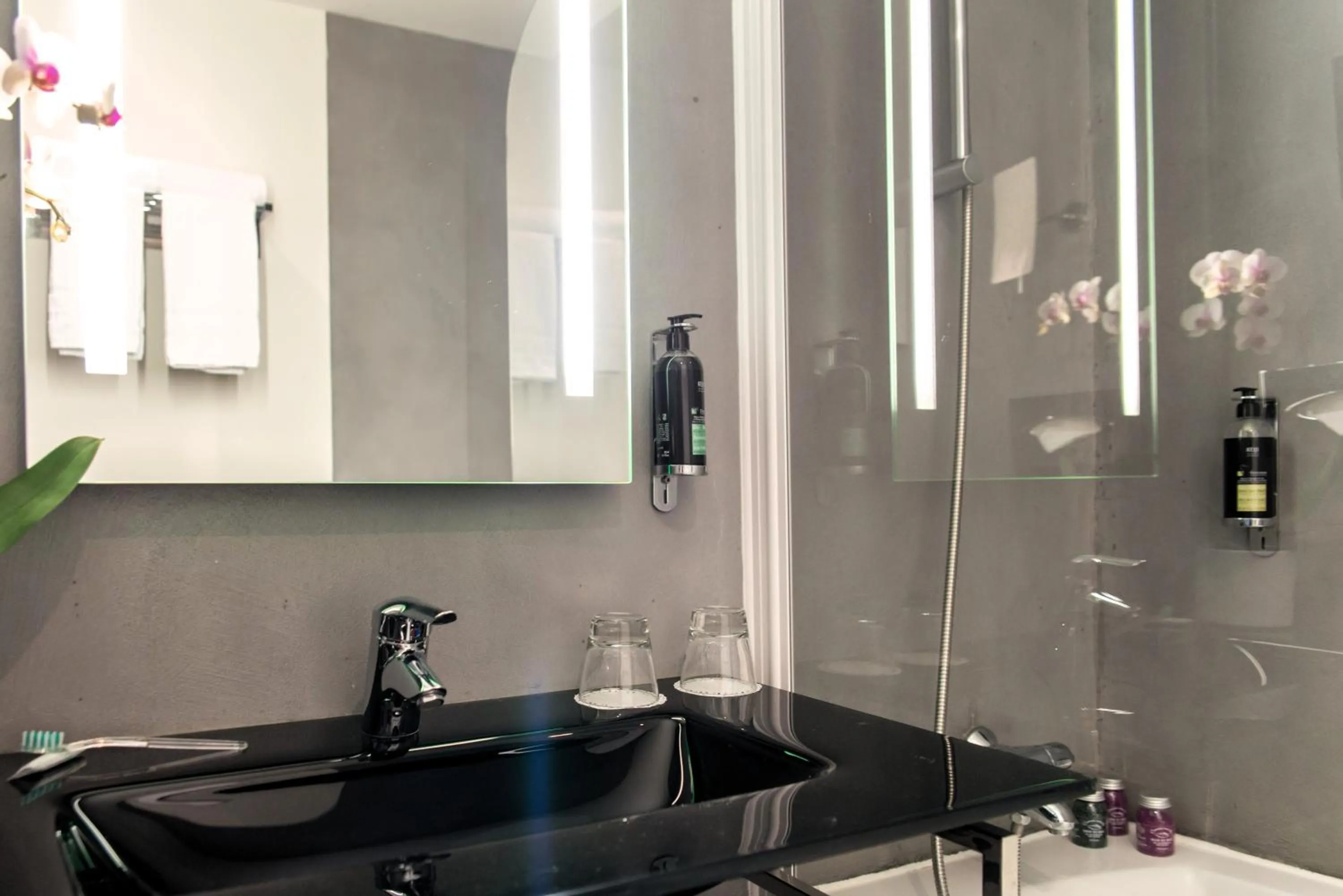 Bathroom in Best Western Hôtel De La Cité & Spa