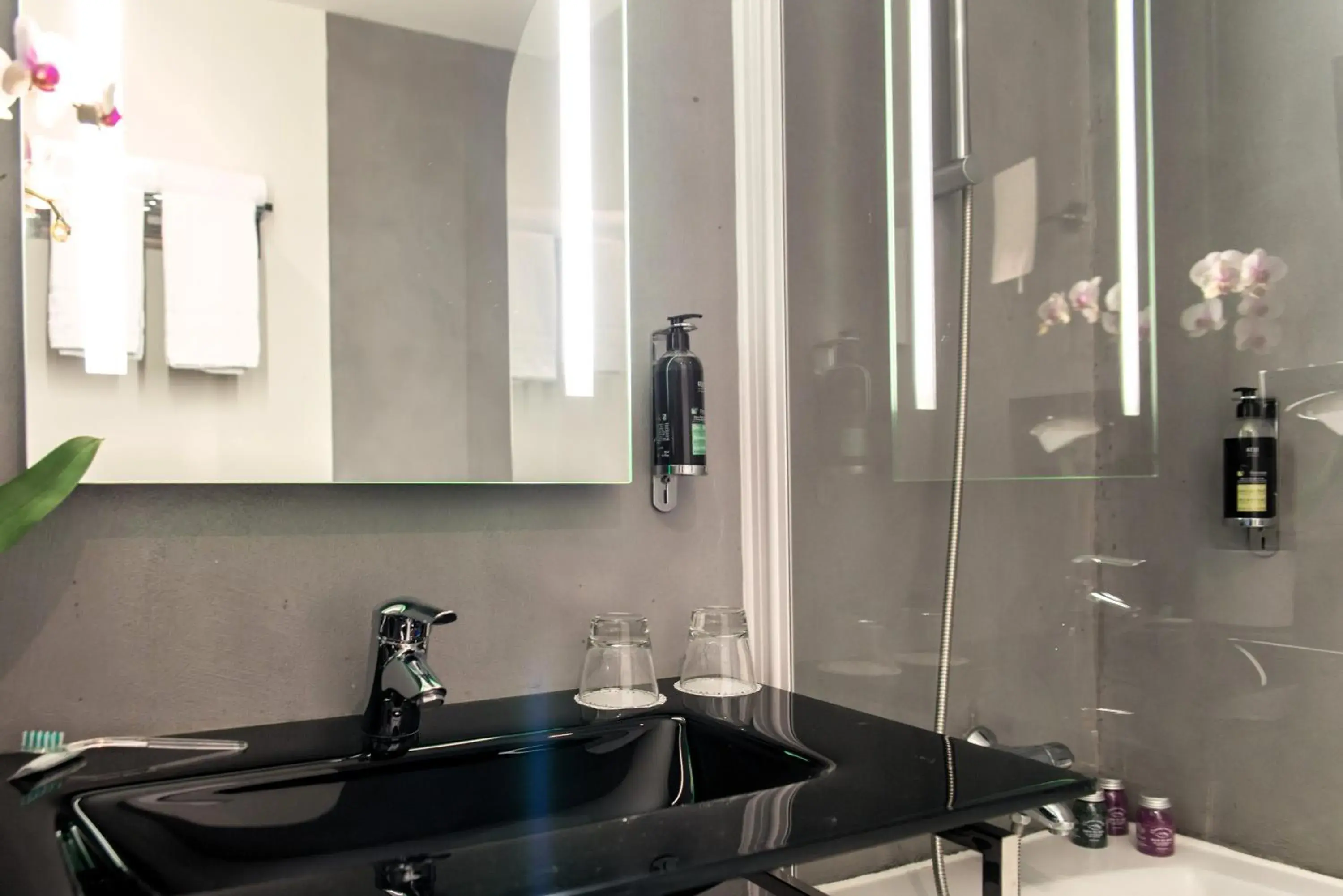 Bathroom in Best Western Hôtel De La Cité & Spa Bathroom in Best Western Hôtel De La Cité & Spa