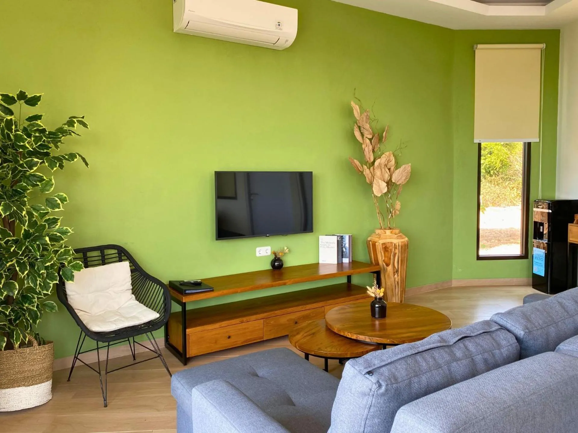 TV and multimedia in The Happinezz Hills Hotel