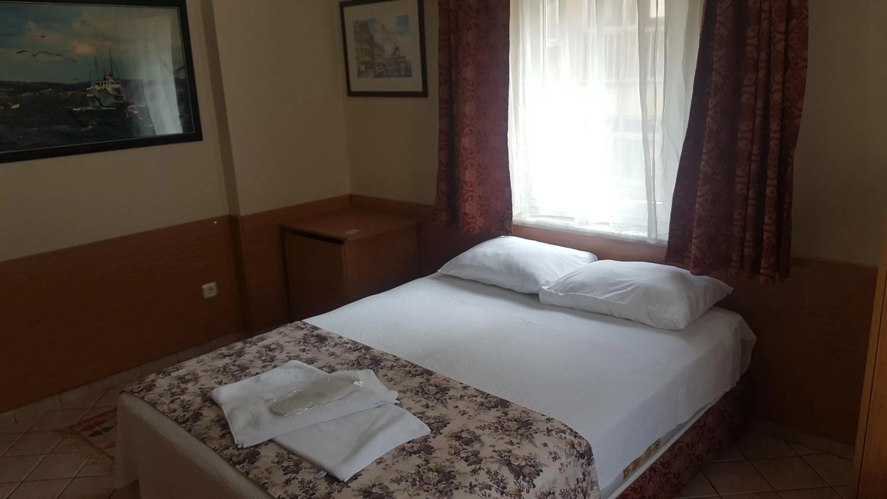Photo of the whole room, Bed in Kadikoy Otel