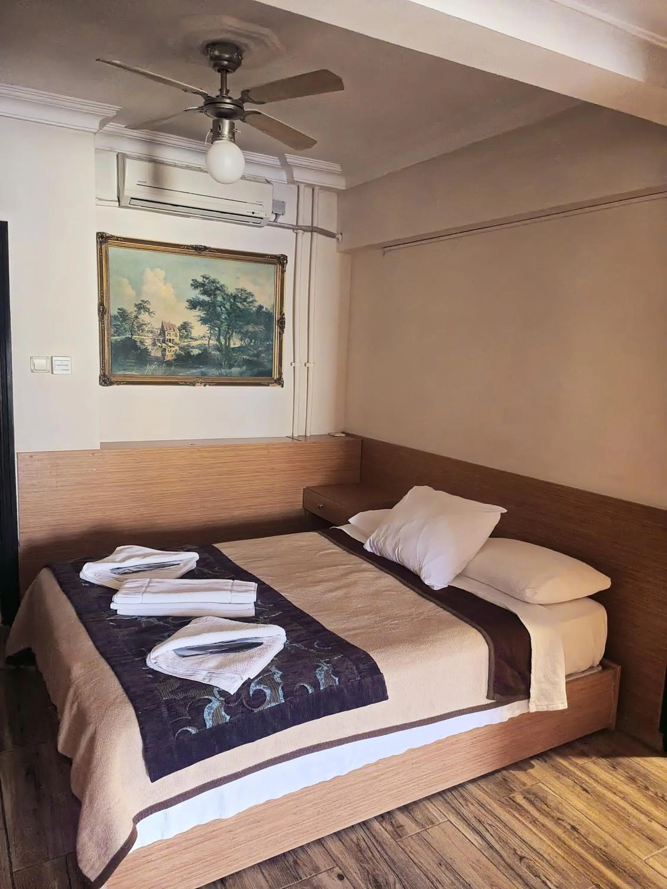 Photo of the whole room, Bed in Kadikoy Otel