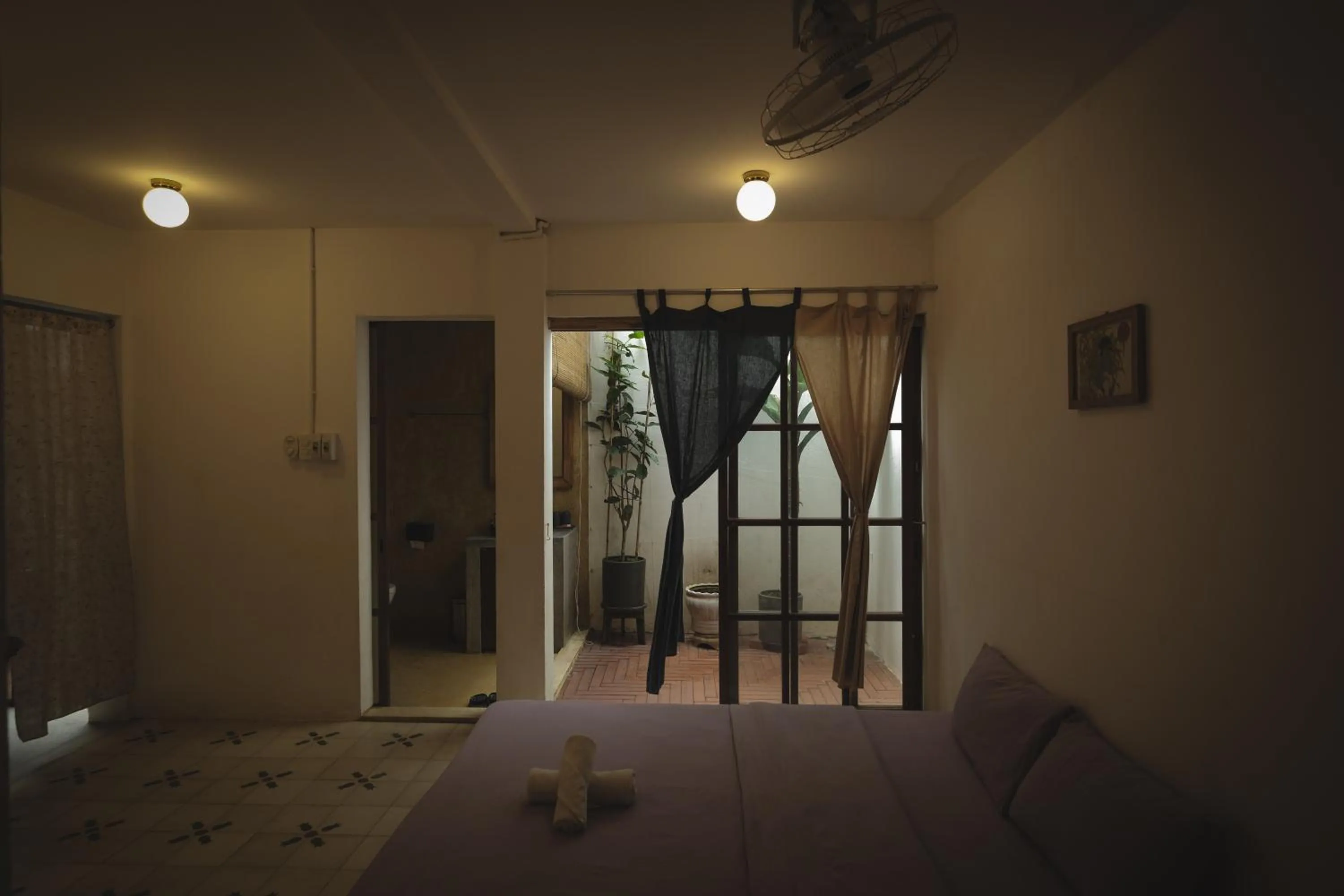 Photo of the whole room, Bed in a-mâze house