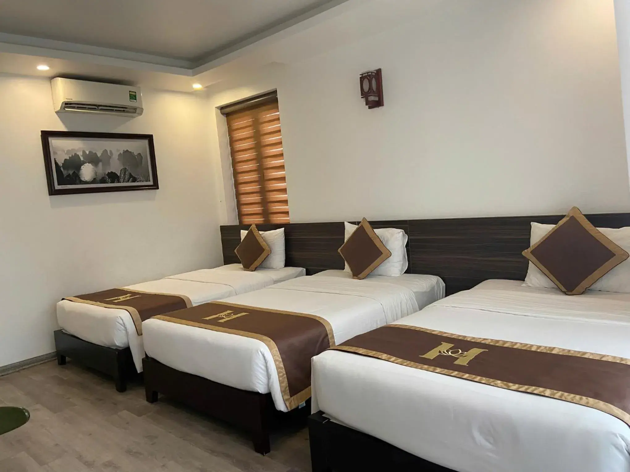Superior Triple Room in Helen Halong Hotel Superior Triple Room in Helen Halong Hotel