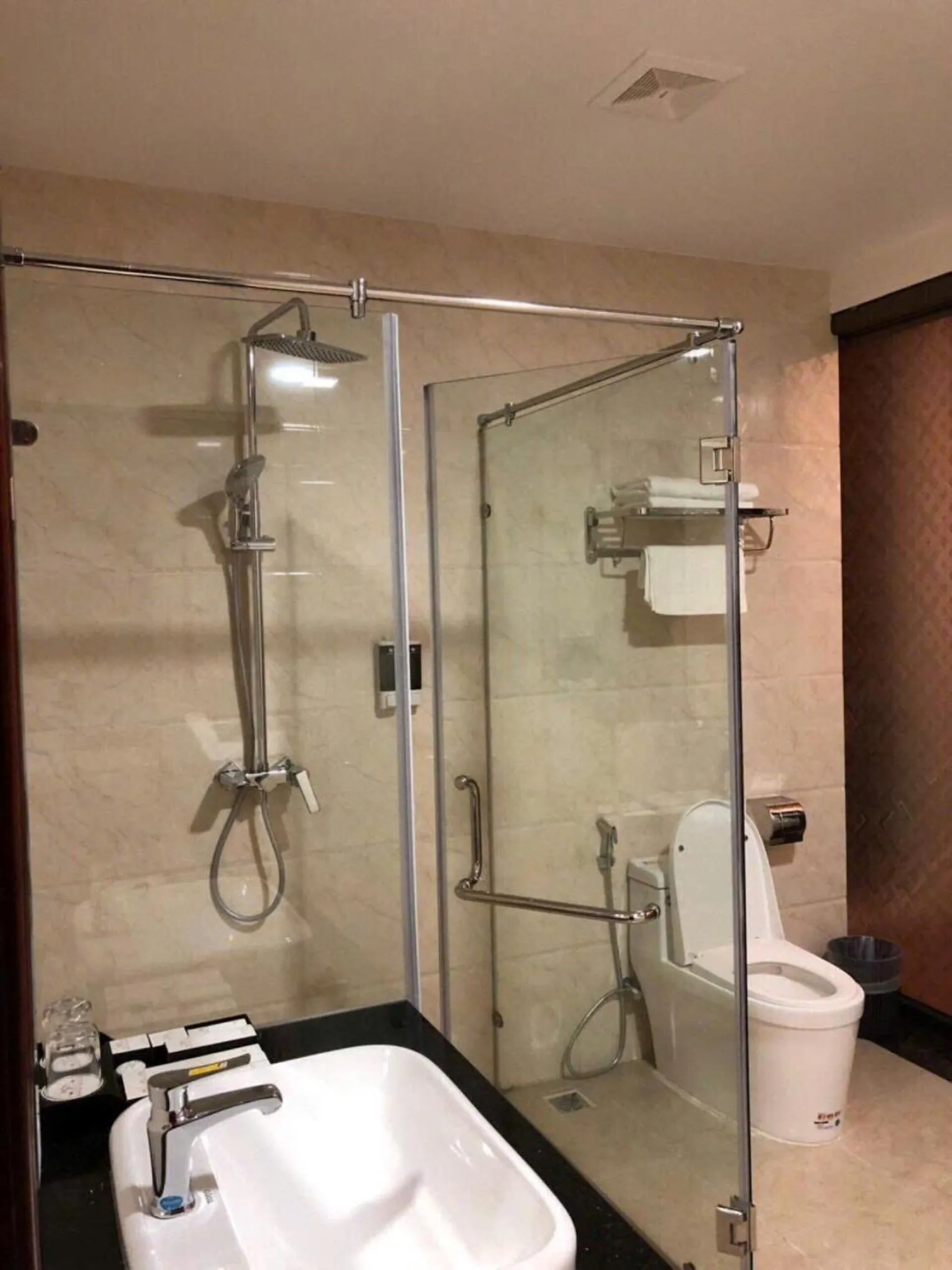 Shower in Helen Halong Hotel
