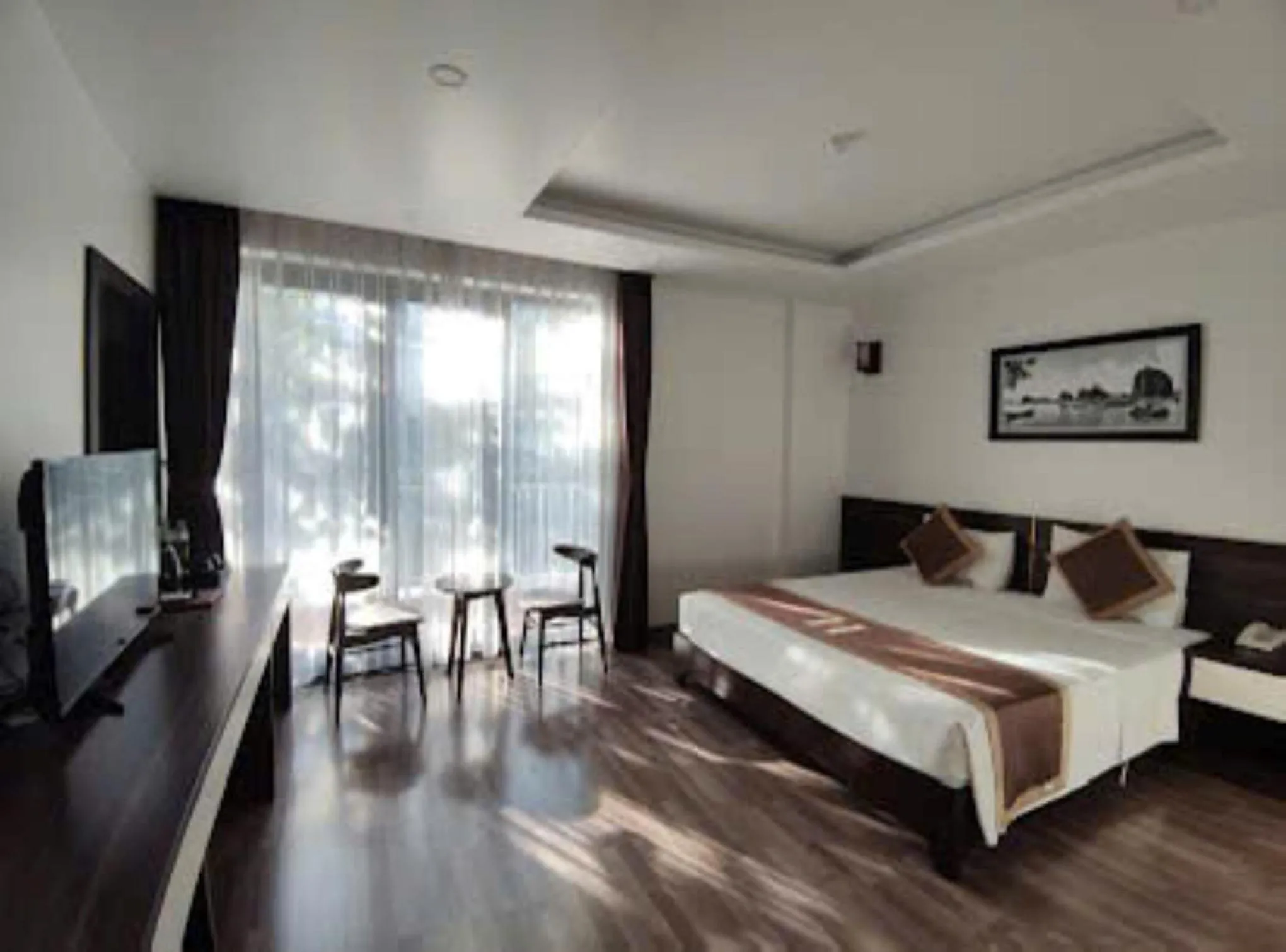 TV and multimedia, Bed in Helen Halong Hotel