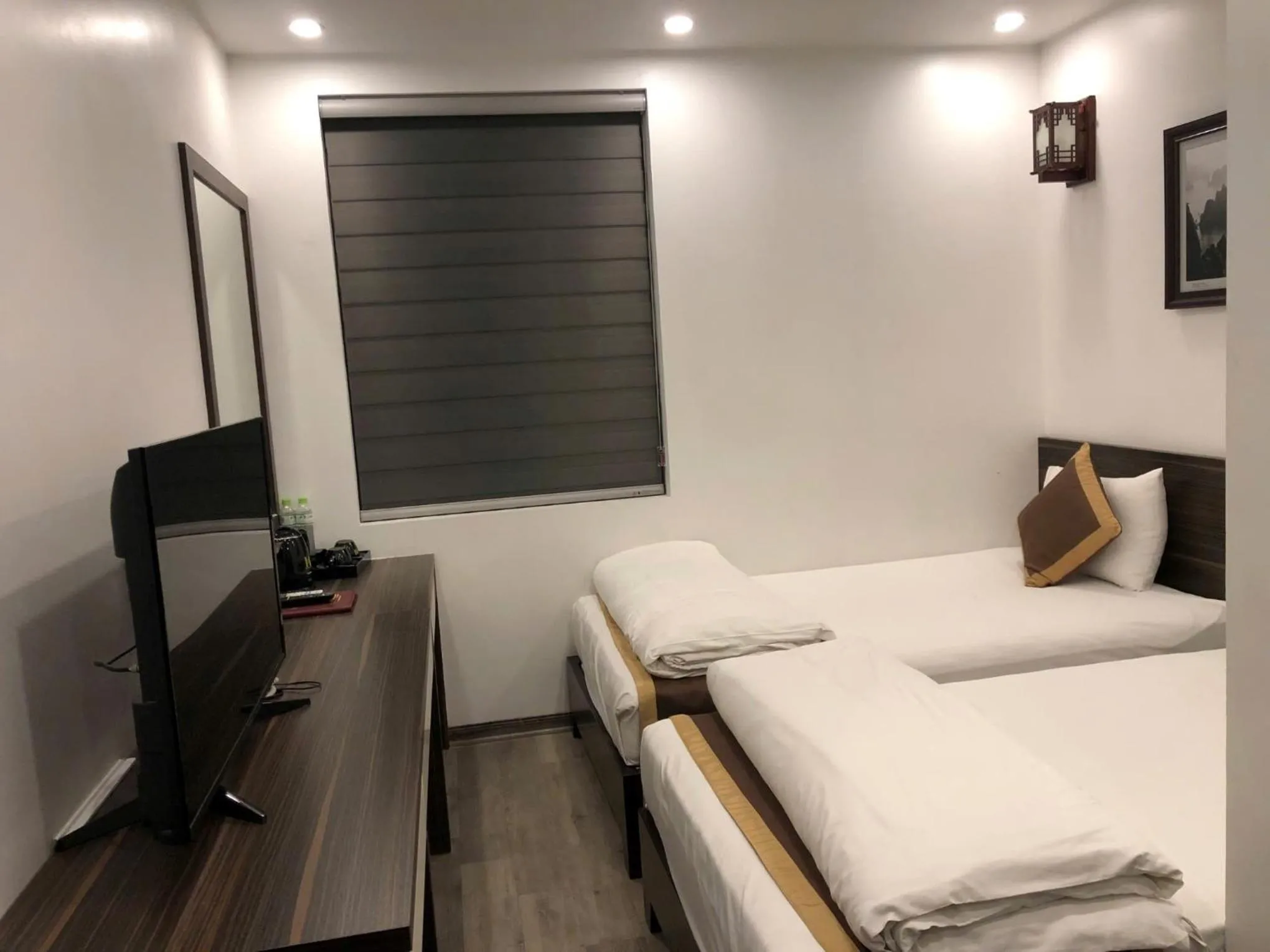 TV and multimedia, Bed in Helen Halong Hotel