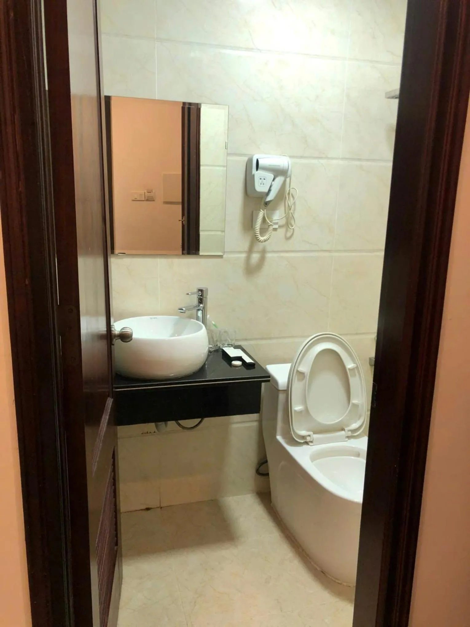 Toilet in Helen Halong Hotel