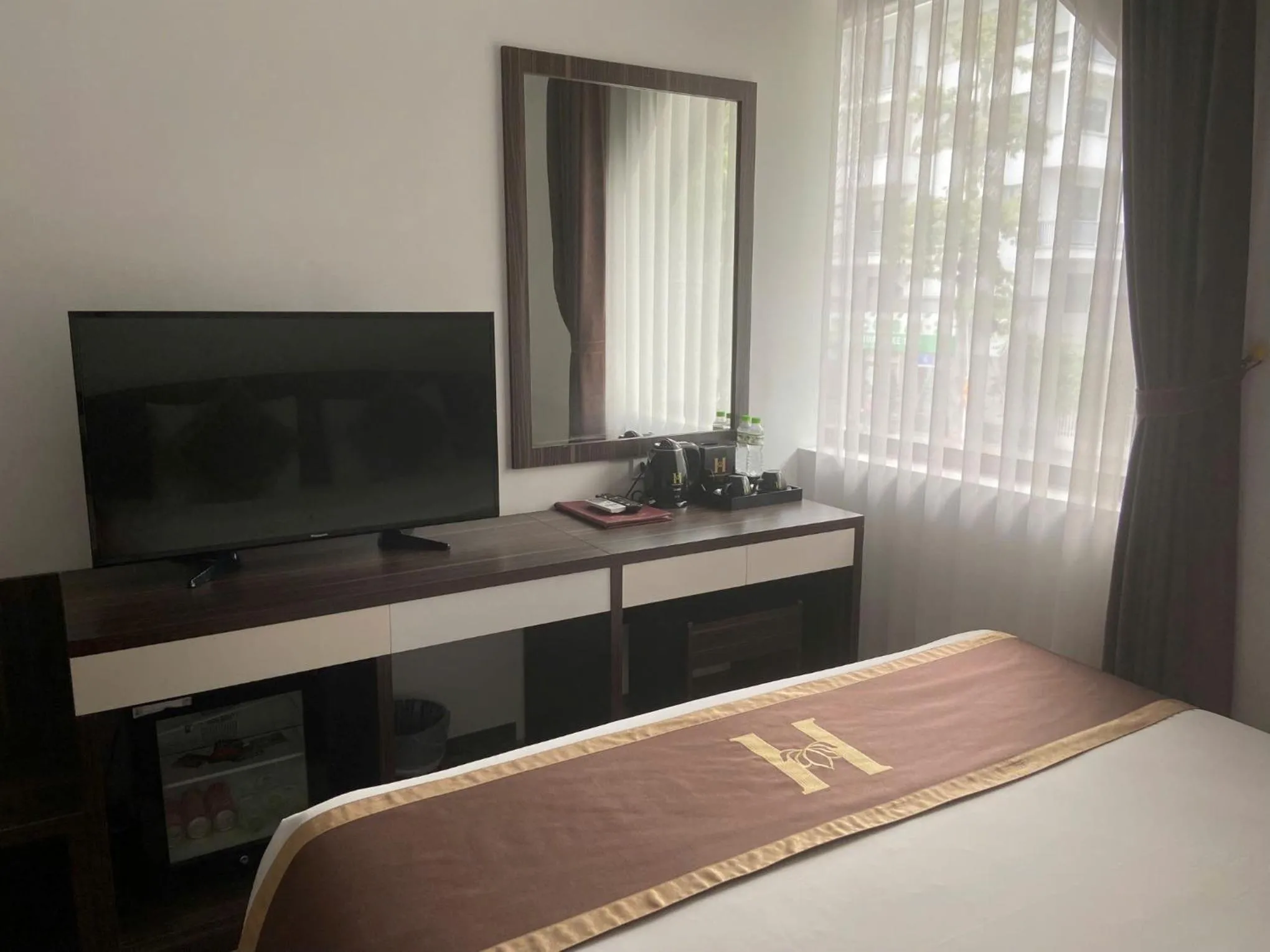 TV and multimedia, Bed in Helen Halong Hotel