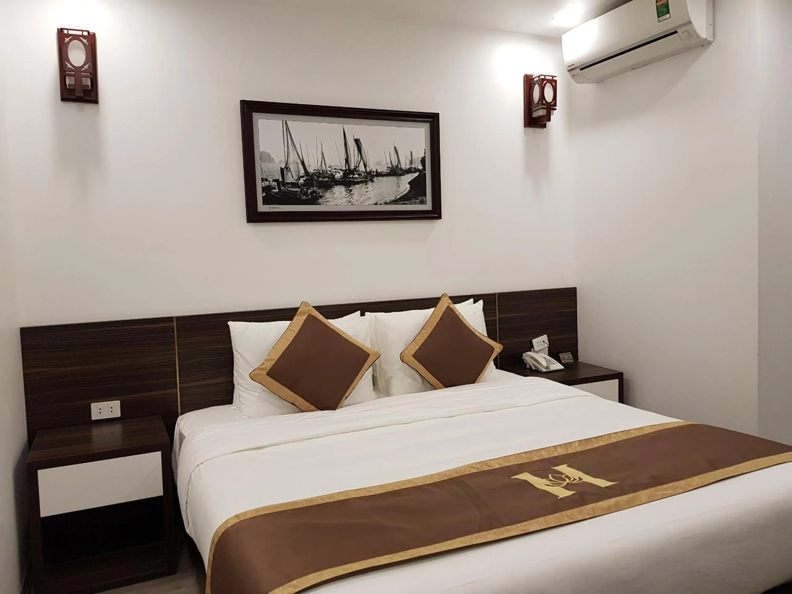 Double Room in Helen Halong Hotel