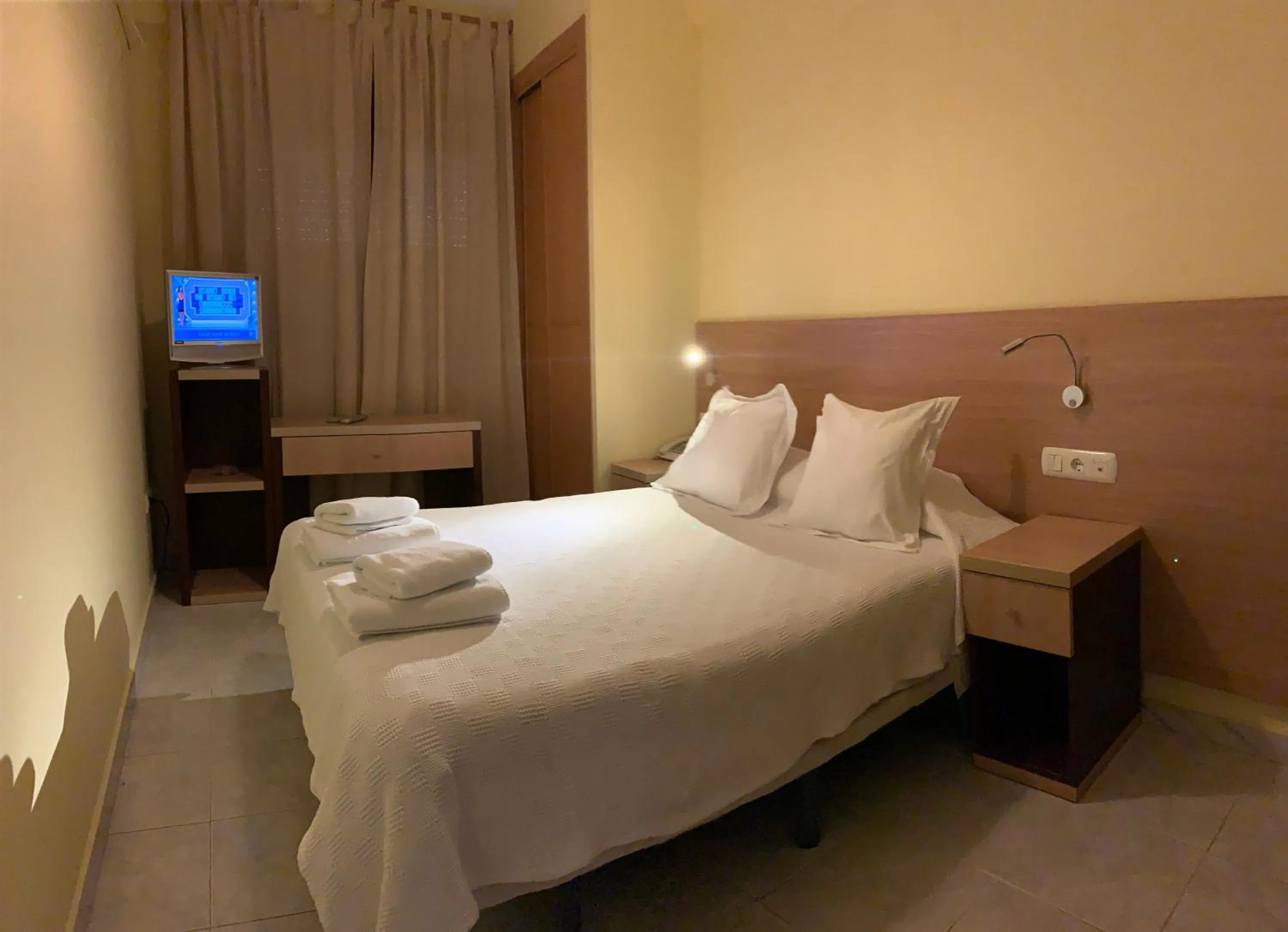 Bed in Hostal Monasterio de Rueda