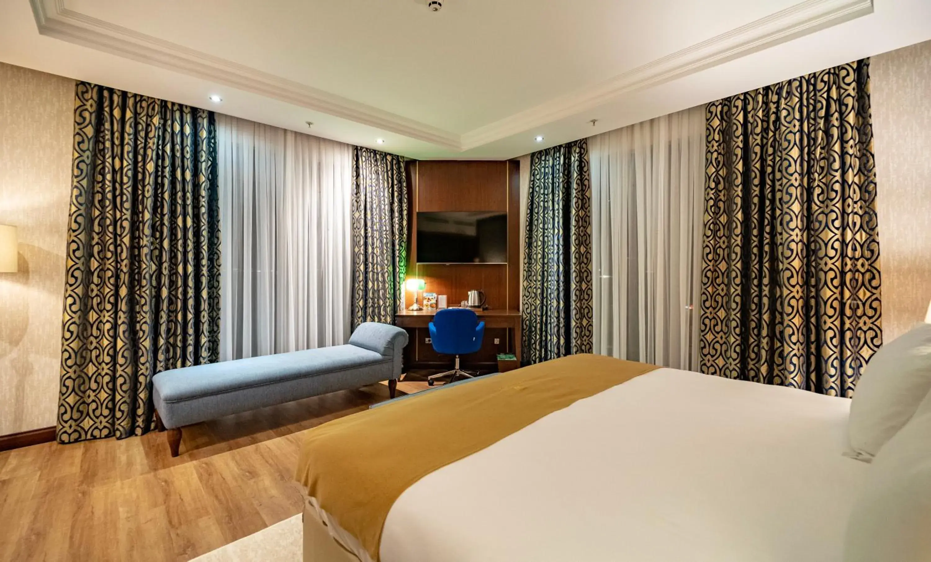 Bedroom, Bed in Wellborn Luxury Hotel Bedroom, Bed in Wellborn Luxury Hotel