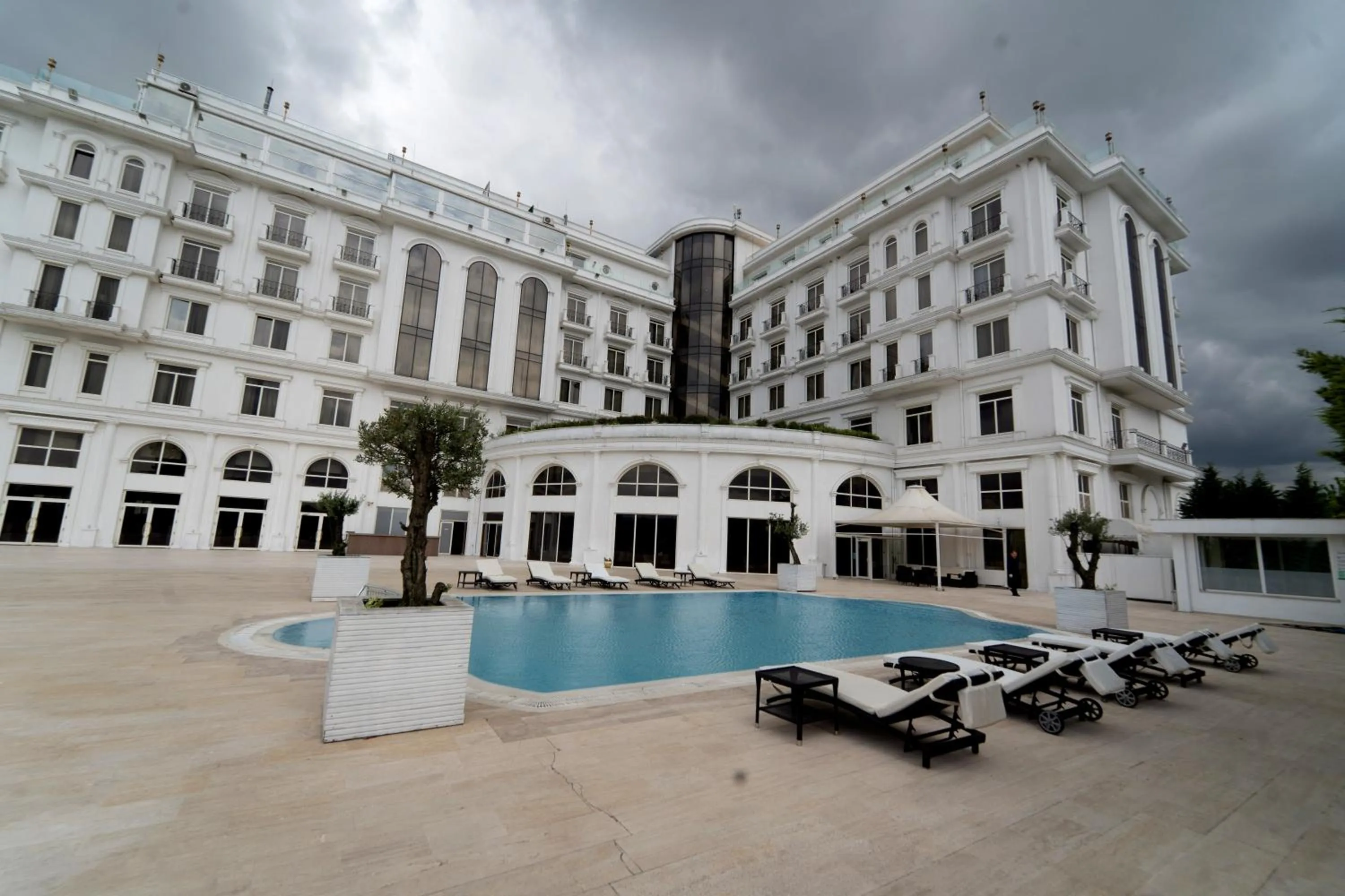 Swimming pool in Wellborn Luxury Hotel