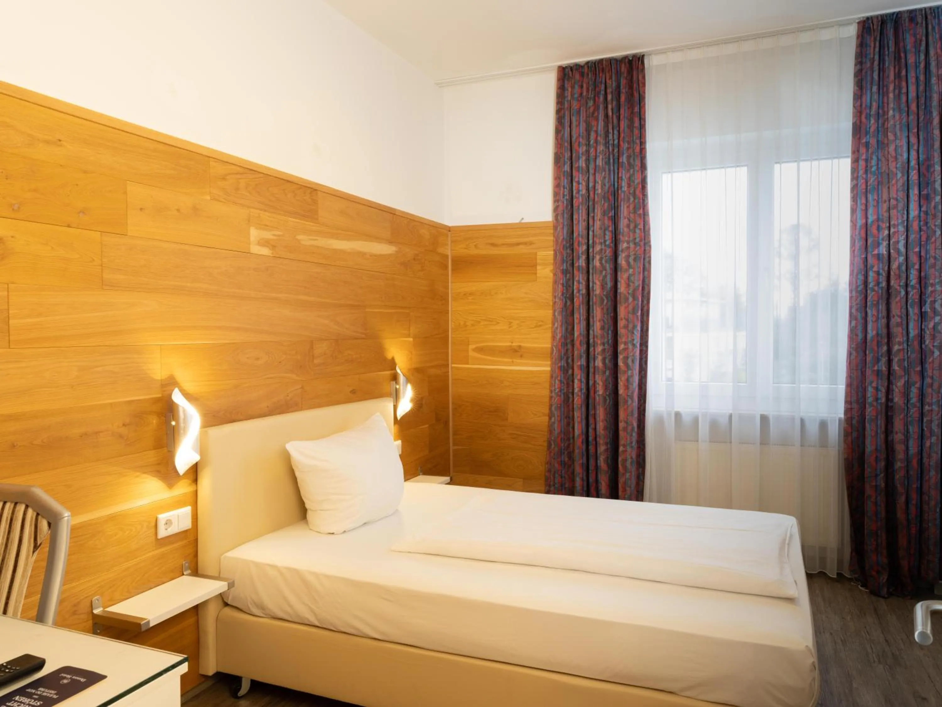 Bedroom, Bed in DONAUHOTEL Ingolstadt