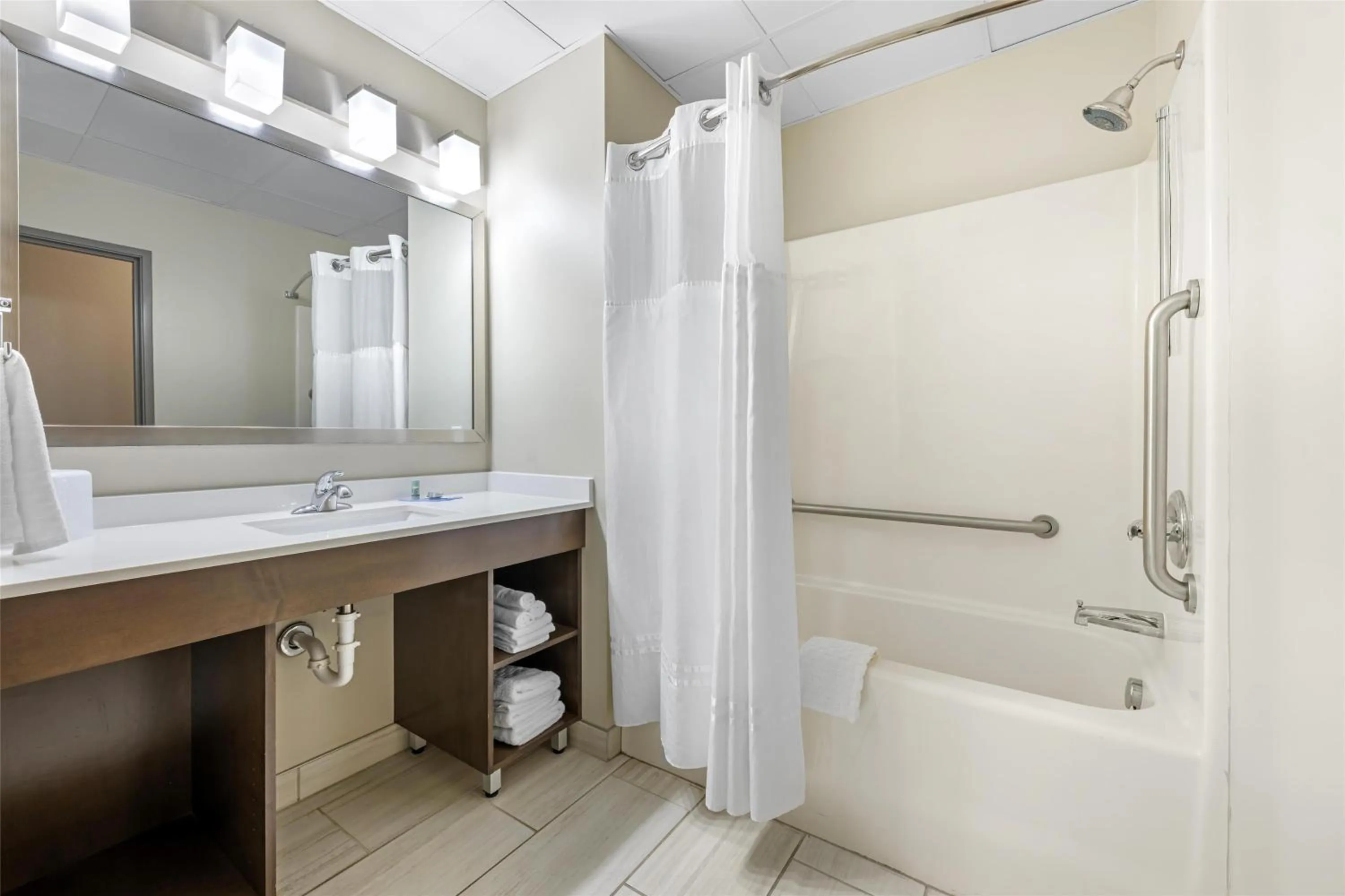 Bathroom in Best Western Brockport Inn & Suites