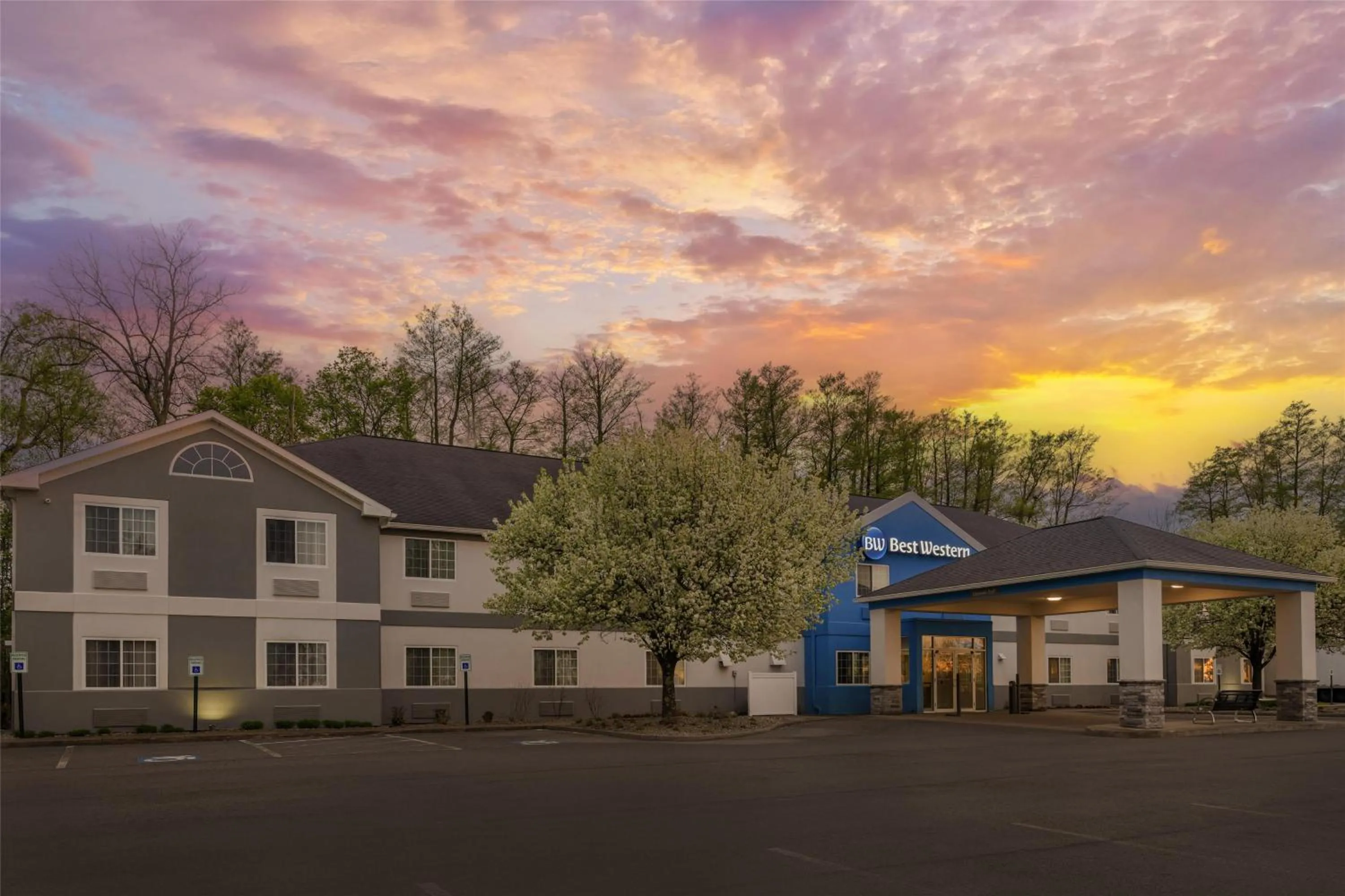 Property building in Best Western Brockport Inn & Suites