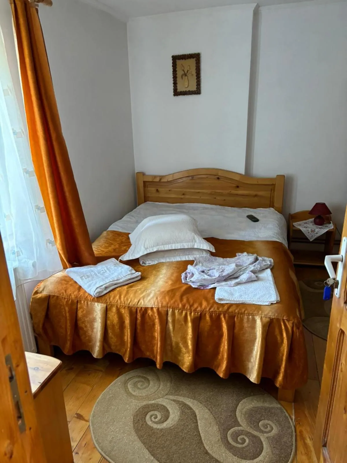 Bed in Pensiunea Luminita